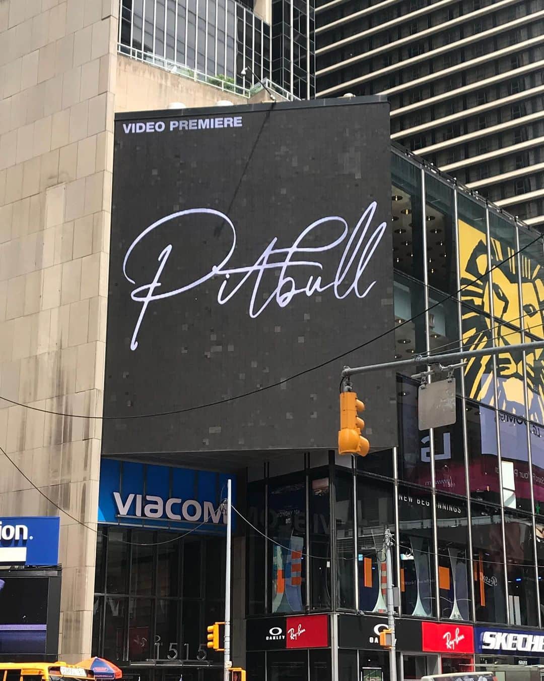 ピットブルのインスタグラム：「Come for the new video from yours truly, stay for a surprise from the one and only @johntravolta! Thanks @mtv for playing "3 to Tango" in Times Square this morning! Dale!」