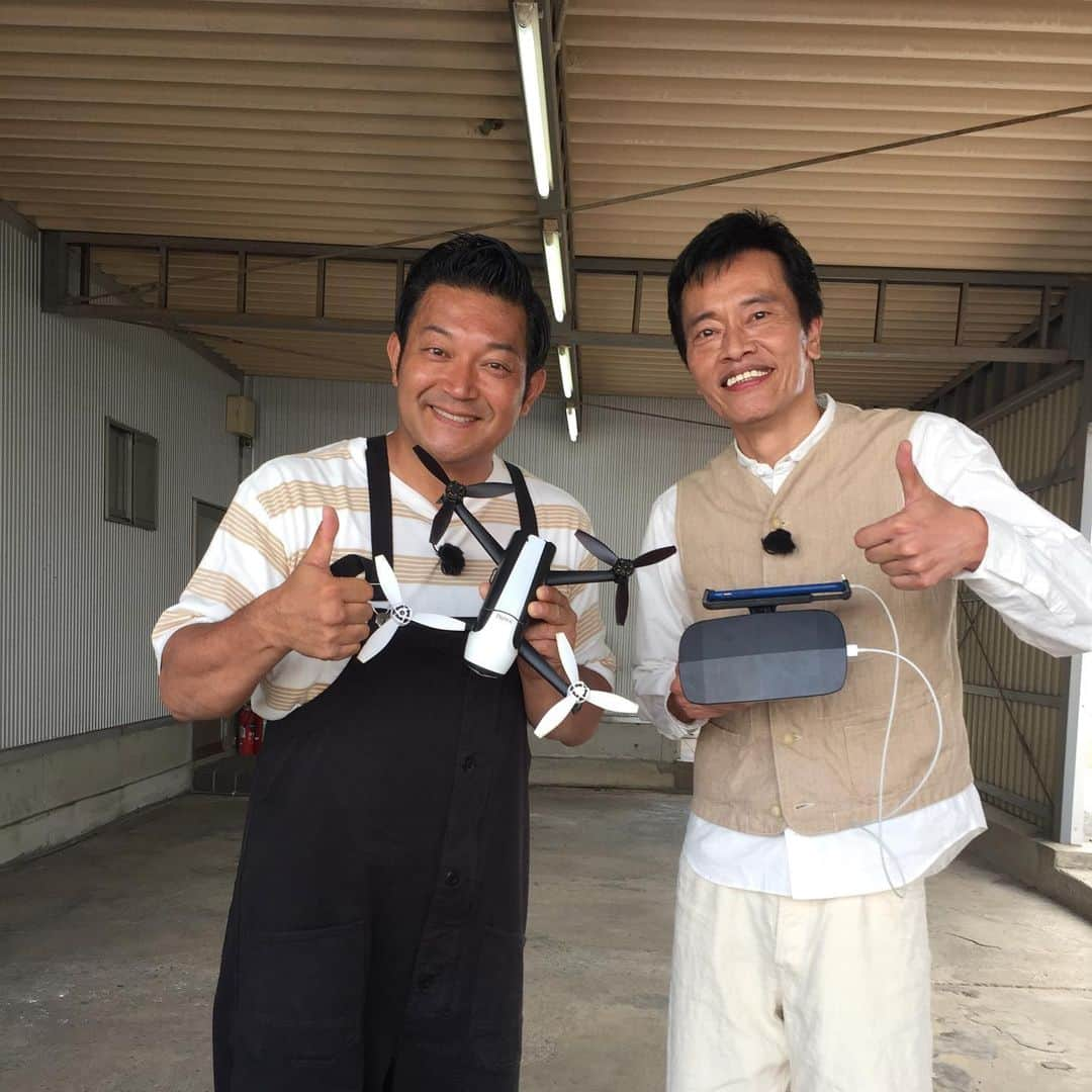 遠藤憲一さんのインスタグラム写真 - (遠藤憲一Instagram)「スタッフです。 明日8/3(土)08:30〜  #にじいろジーン に出演します。 ドローンで山口智充さんと遊びまくりました🤣 遠くでネコちゃんが、何やってるの？？？と興味津々で見ていたのが可愛かったです🐱番組にはネコちゃんは登場しないのでこちらに（ピンぼけ）写真を貼っておきます😄  #フジテレビ」8月2日 22時11分 - enken.enstower