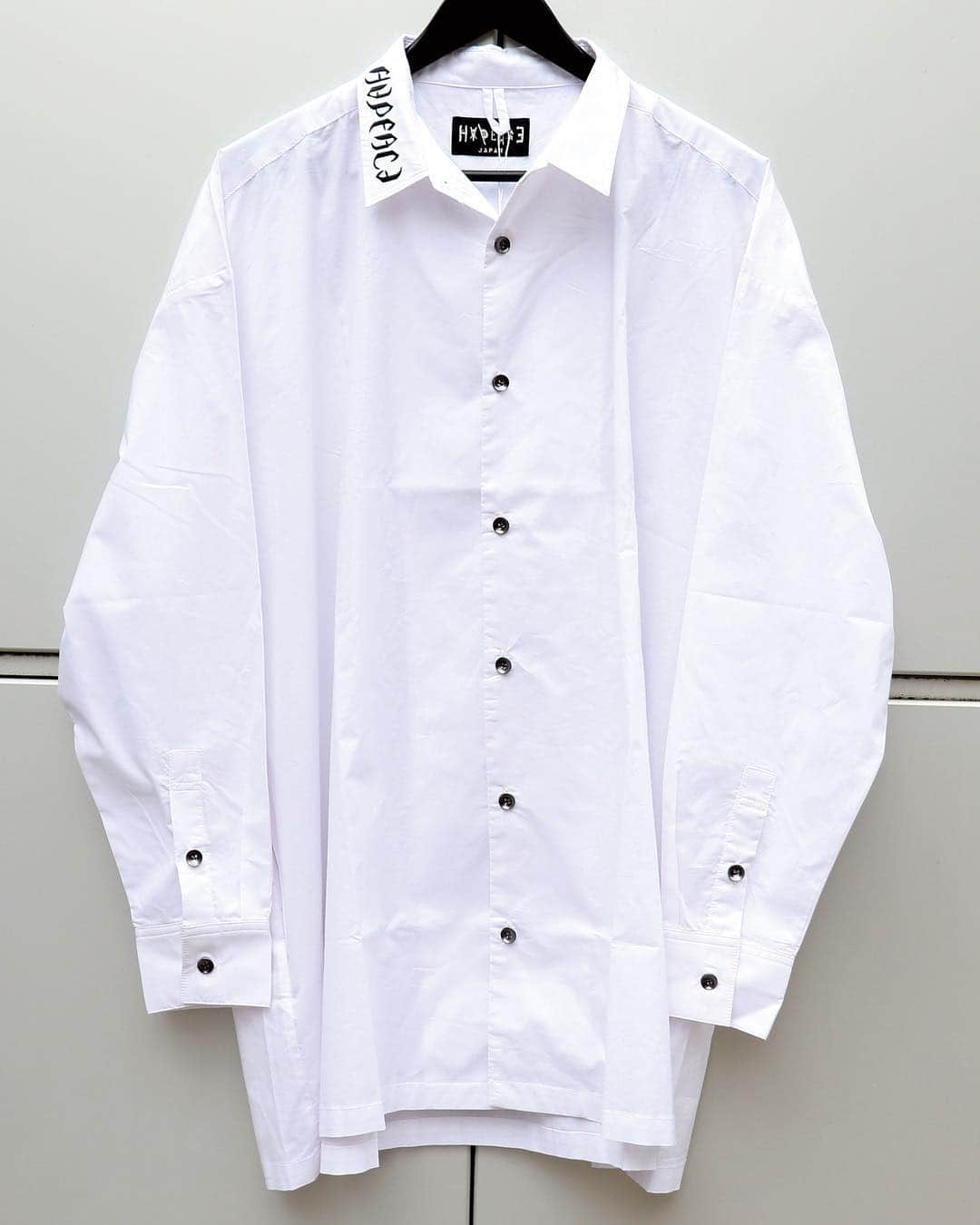 引地敬澄さんのインスタグラム写真 - (引地敬澄Instagram)「【耳掛け❌BIGシャツ❌ぱおーに】 . H∀PEAC∃ @hapeace1221 の襟刺繍BIGシャツ。お気に入りなんです☺️🍀 . んー、なんせボク。とにかくオーバーサイズや変形シルエットが大好きなんですなぁ🐕🍀 . このシャツはサイドにポケット付いてるのでドラえもん @dorachan_official もきっと気に入ってくれるはず( ᷇ᴥ ᷆ )ぐーふーふーふーふー🎶 . . . ps.夏でもひたすらシャツマンなくらいシャツ大好き過ぎて、、、今年創り過ぎたかな😇www . . . 【🌏変態シャツ屋さん🐕】 kincrossworld.com ※僕のTOPにリンクあるので是非ヒュイゴーしてくださいな🎶ぽんぽーん！！w . . . ps.ps...耳掛けヘアーって、、、どうです🤔？？ . . . #引地髪服 🐕🍀 . #HAPEACE #KinCrossWorld . #beautiful #summer #fashion #love  #instalike #tbt #igers #follow4follow #follow #instadaily #instagood #instamood  #swag #like4like #tflers #iphoneonly #followme #tagsforlikes #amazing #bestoftheday #photooftheday #picoftheday #happy #fashionista  #ootdfashion」8月2日 22時07分 - takazumi0402
