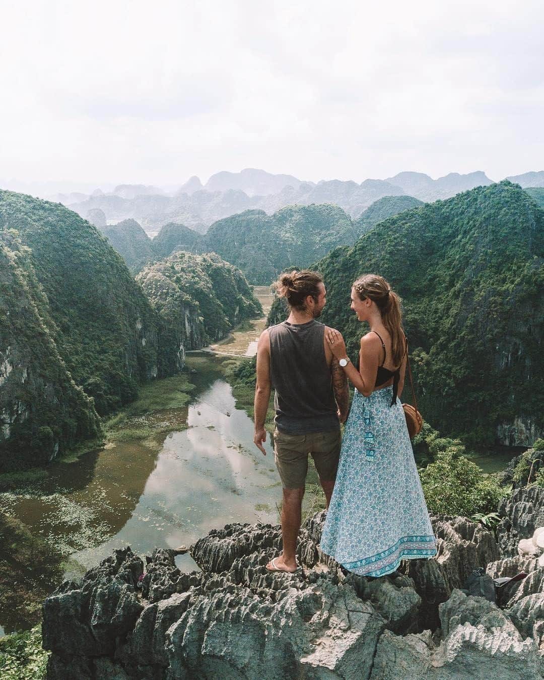 Kapten & Sonさんのインスタグラム写真 - (Kapten & SonInstagram)「'Traveling - it leaves you speechless, then turns you into a storyteller.' ⛰️ @backpackwithme found the most beautiful view! Explore our summer sale to find your favorite Kapten product! ☀️ #bekapten #kaptenandson⁠ .⁠ .⁠ .⁠ #travelling #traveladdicted #explore #travelgram #adventureseeker #passportpassion #takemethere #wanderlust #couple」8月2日 22時15分 - kaptenandson