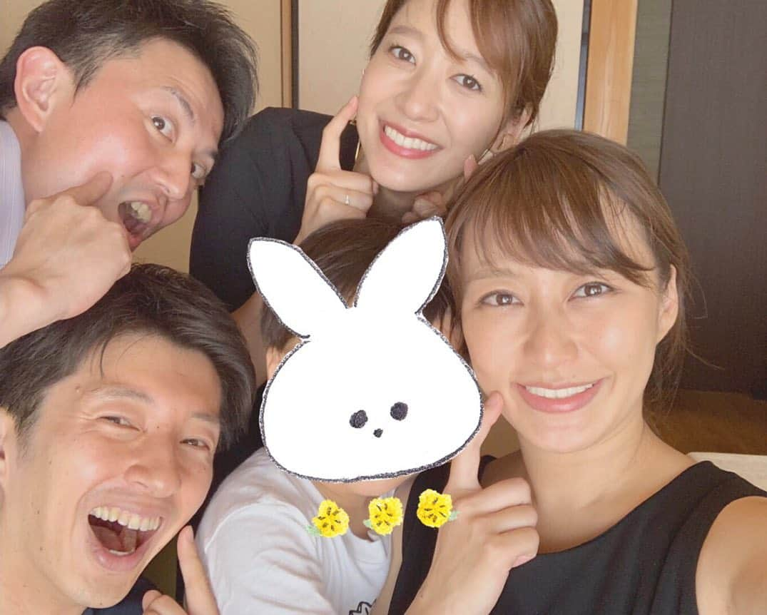 吉田明世さんのインスタグラム写真 - (吉田明世Instagram)「いっぷく！で一緒だった先輩方に会えました♡ 大好きな番組だったなぁ🧸 あれからもう、5年ぐらい経ちますが 今でもこうやって集まれることが幸せでなりません☺️ #いっぷくポーズ #真ん中にいるのは絵理奈さんの息子くんです #永遠の新卒 #赤荻歩 さん #永遠の中学生 #杉山真也 さん #永遠の女神 #枡田絵理奈 さん #2枚目の写真 #私も妊娠してる風のポージングですが #していません #絵理奈さんに次会えるのは産後かな #無事に赤ちゃんが産まれてきてくれますように」8月2日 22時15分 - akiyo0414