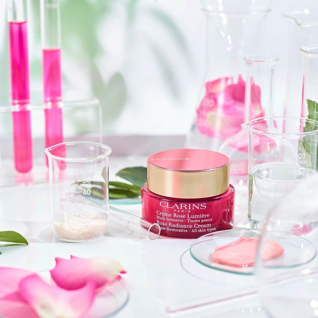 CLARINSさんのインスタグラム写真 - (CLARINSInstagram)「Have you heard? New Rose Radiance Cream's science and plant innovation unlocks the secret to skin that's replenished, smooth and glowing! 🌺 Hibiscus flower acids gently exfoliate for supple, radiant skin ✨Mother-of-Peal extract fills lines and boosts luminosity 🌿 Organic Harungana extract visibly reduces fine lines #ClarinsSkincare」8月2日 22時22分 - clarinsusa