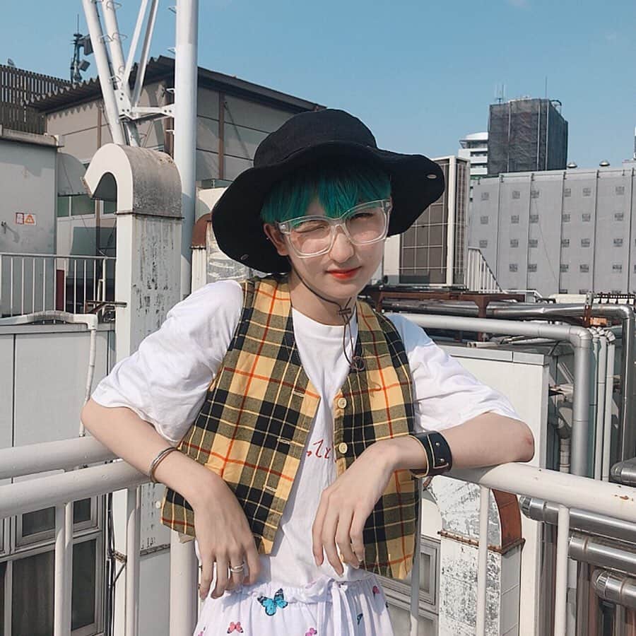 のインスタグラム：「明日はロッキンや😳💕 ・ なんか最近男の子になったよね！って 言われるんです！笑 ・ ※全身の写真ズボン透けてて 白いの見えてるんですけど それビックティー入れてちゃんと 見えないようになってるので 勘違いしないでww ・ 🖤🖤🖤🖤🖤#데일리룩 #데일리룩코디 #패션 #패션스타그램 #오오티디 #옷스타그램 #아웃핏 #코디 #옷 #오늘뭐입지 #오오티디 #데일리룩 #패션 #옷스타그램 #패션스타그램 #코디스타그램 #កម្ពុជា​ #ភ្នំពេញ​ #ពិធី​បុណ្យ​ផ្កាយ​ #ក្បាច់​រាំ​ #តេមពឹរ៉ា #ប្រទេស​ជប៉ុន​ #អរគុណ​ #សួស្តី」