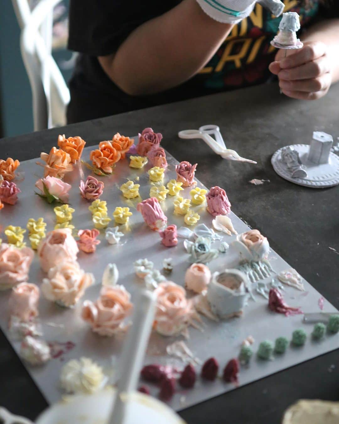 청담 수케이크 (atelier soo)さんのインスタグラム写真 - (청담 수케이크 (atelier soo)Instagram)「ㅡ wedding cupcake 3. A- course. Basic  ㅡ #flower #cake #flowercake #partycake #birthday #bouquet #buttercream #baking #wilton #weddingcake ㅡ www.soocake.com vkscl_energy@naver.com」8月2日 22時27分 - soocake_ully