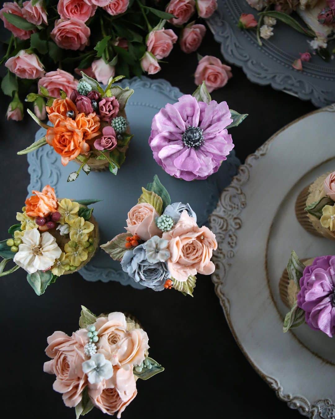 청담 수케이크 (atelier soo)さんのインスタグラム写真 - (청담 수케이크 (atelier soo)Instagram)「ㅡ wedding cupcake 3. A- course. Basic  ㅡ #flower #cake #flowercake #partycake #birthday #bouquet #buttercream #baking #wilton #weddingcake ㅡ www.soocake.com vkscl_energy@naver.com」8月2日 22時27分 - soocake_ully