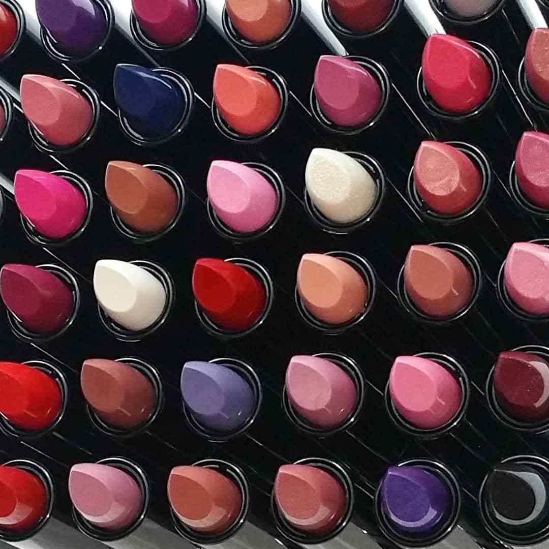 COVERGIRLさんのインスタグラム写真 - (COVERGIRLInstagram)「I mean 😍, look at this colorful line up of #Exhibitionist Lipsticks, shot by @jess_blends. It comes in 48 craveable shades that your lips will LOVE. #COVERGIRLMADE #COVERGIRLCrueltyFree #CrueltyFree」8月2日 22時33分 - covergirl