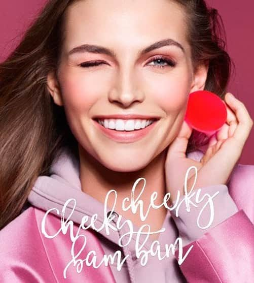 clarinsjpさんのインスタグラム写真 - (clarinsjpInstagram)「オータム メイクアップ コレクション 2019が本日より発売になりました。 本コレクションのテーマは「Cheeky Cheeky BAM BAM」♪ポップでかわいく楽しい製品がラインナップ。  ほほの水分量に応じてあなたの肌にぴったりの発色をかなえながら、色持ちが持続するジョリブラッシュ (全6色)や、 大胆で鮮やかな発色とグロスのようなツヤを叶える、70%オイル配合のリップスティック ジョリルージュラッカー等 是非店頭にお越し頂き試してみてください💄 #clarins #クラランス」8月2日 22時35分 - clarinsjp