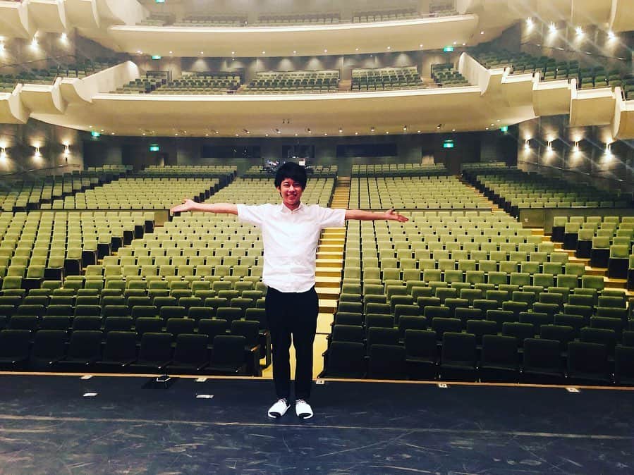 松阪ゆうきのインスタグラム：「花園直道〜百花繚乱〜 四国二ヶ所公演 無事に終了しました。  直さま始め、響ファミリーの皆様、喜楽座の皆さま、スタッフの皆さま。大変お世話になりました。  また10月から年末にかけて 公演がありますので、 お近くの際は是非 皆さまのお越しをお待ちしております(^^) みかん🍊ジュースに、鯛めしおにぎり、うどん、かつお、伊予牛ww  四国らしい物 沢山食べました（笑） 食べすぎてるから体力が何とかなってますww  明日は、 #名古屋 #大須観音 で #大須夏まつり  #東海ラジオ のイベントに参加致します。  13:15〜より よろしければお越しになってくださいませ。  #松阪ゆうき」