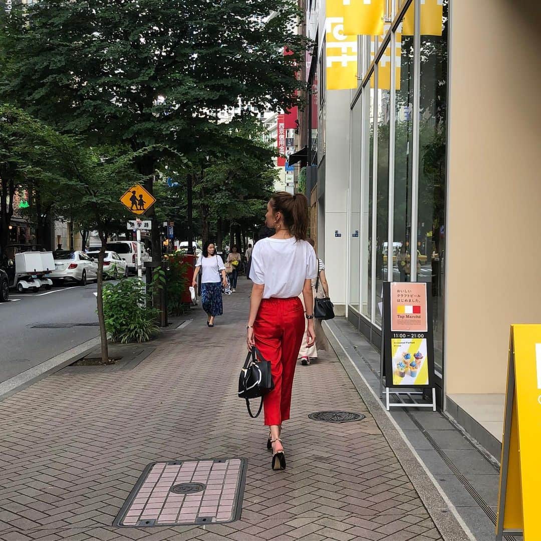木村安梨沙さんのインスタグラム写真 - (木村安梨沙Instagram)「ただただ銀座を歩くだけの写真。 何年か前に @stunninglure で買ったこの赤のパンツ。 すごい履きやすいし、テロテロで お気に入りすぎてずっと履いてる。ふふ」8月2日 22時36分 - arisa1208