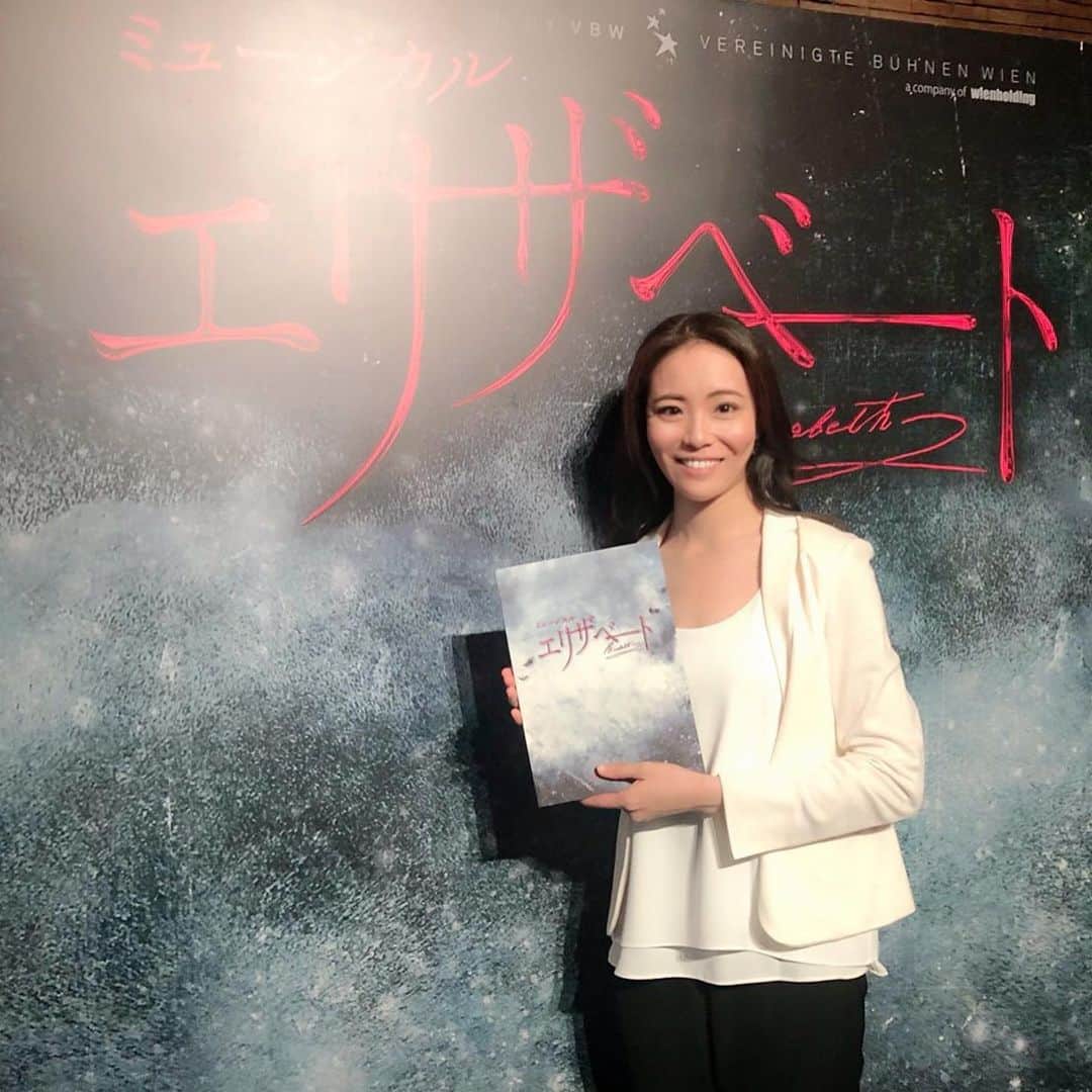 東小雪のインスタグラム：「『エリザベート』井上さんと花總さんの公演を観劇しました。本当に素晴らしい舞台でした。以前は音楽に魅了されていましたが、大人になって改めて観ると、政治や夫婦のすれ違い、人生通しての哀しみが深く感じられて、より楽しめました。 #エリザベート #帝国劇場 #花總まり #井上芳雄 #井上芳雄トート #花總まりエリザベート」