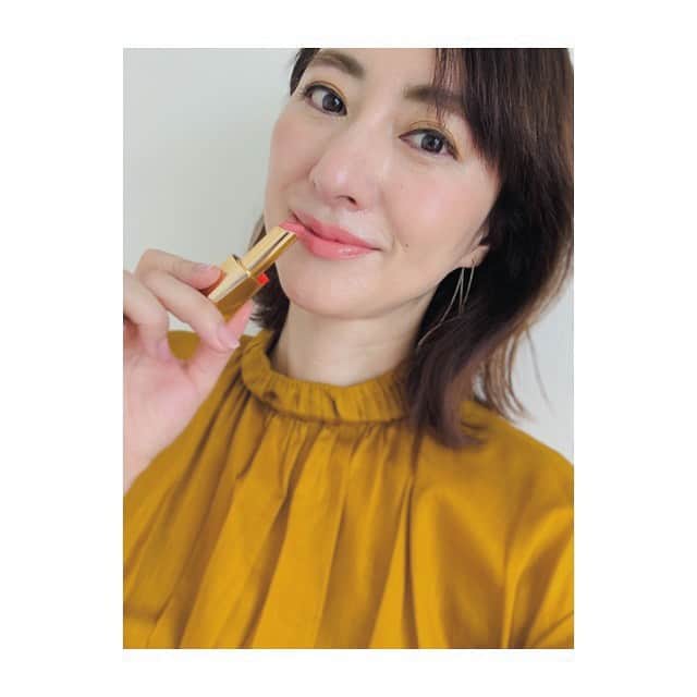 前田ゆかのインスタグラム：「夏新作！カラフルな #ピュアカラーデザイアリップスティック  リップとファッションを合わせて直感でぴったりくるカラーを選んでます〜  ひと塗りで鮮烈に発色。しっとりクリーミーな潤いでロングラスティングが8時間も続くピュアでインパクトのあるつややかな質感。レッド系にベージュブラウン、ピンクと豊かなカラー展開。  色の持つ力を借りてカラフルに楽しんで！ #esteelauder  #エスティーローダー #purecolordesire  #lipstick #makeup #purecolordesire」