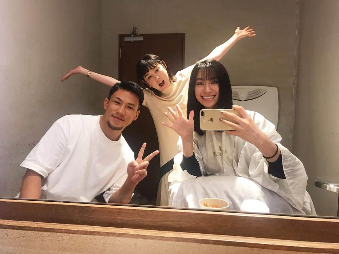 高橋ユウさんのインスタグラム写真 - (高橋ユウInstagram)「お仕事、用事が終わった後の今日は 夫婦で美容室🧖🏽‍♂️🧖🏽‍♀️ @afloatjapan  10代から髪を切ってくれているまりっぺ @morigamimariko ♡ 私はカットとトリートメントを ひろくん @hirotakaurabe はヘッドスパ🌈 ステキな時間をありがとう♡  #hairsalon #afloat #美容室 #ヘアケア #haircare」8月2日 22時42分 - takahashiyu.official