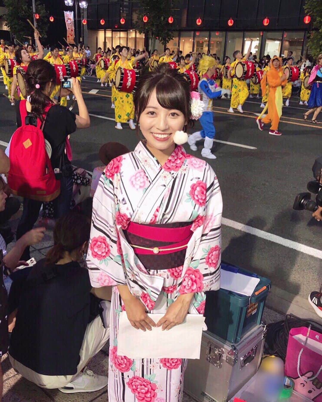 花田凌南のインスタグラム：「* 昨日は同期の三宅アナウンサーと さんさ踊りの中継を担当しました🎤 * 初めての中継でとっても緊張しましたが 本番前も本番中も大勢の人が助けてくださったおかげで 無事終えることができました✨ * 中学校の時からの大親友も中継場所に来て見守ってくれていて、 すごく幸せな時間になりました。 * 昨日初めてさんさ踊りを見たら虜になってしまって、 今日も見に行ってきました♪ 明後日で終わってしまうのが寂しいです😭 * #盛岡 #さんさ踊り  #浴衣 を着るのは高3の #弘高ねぷた 以来👘 #岩手 #めんこいテレビ #アナウンサー #花田凌南」