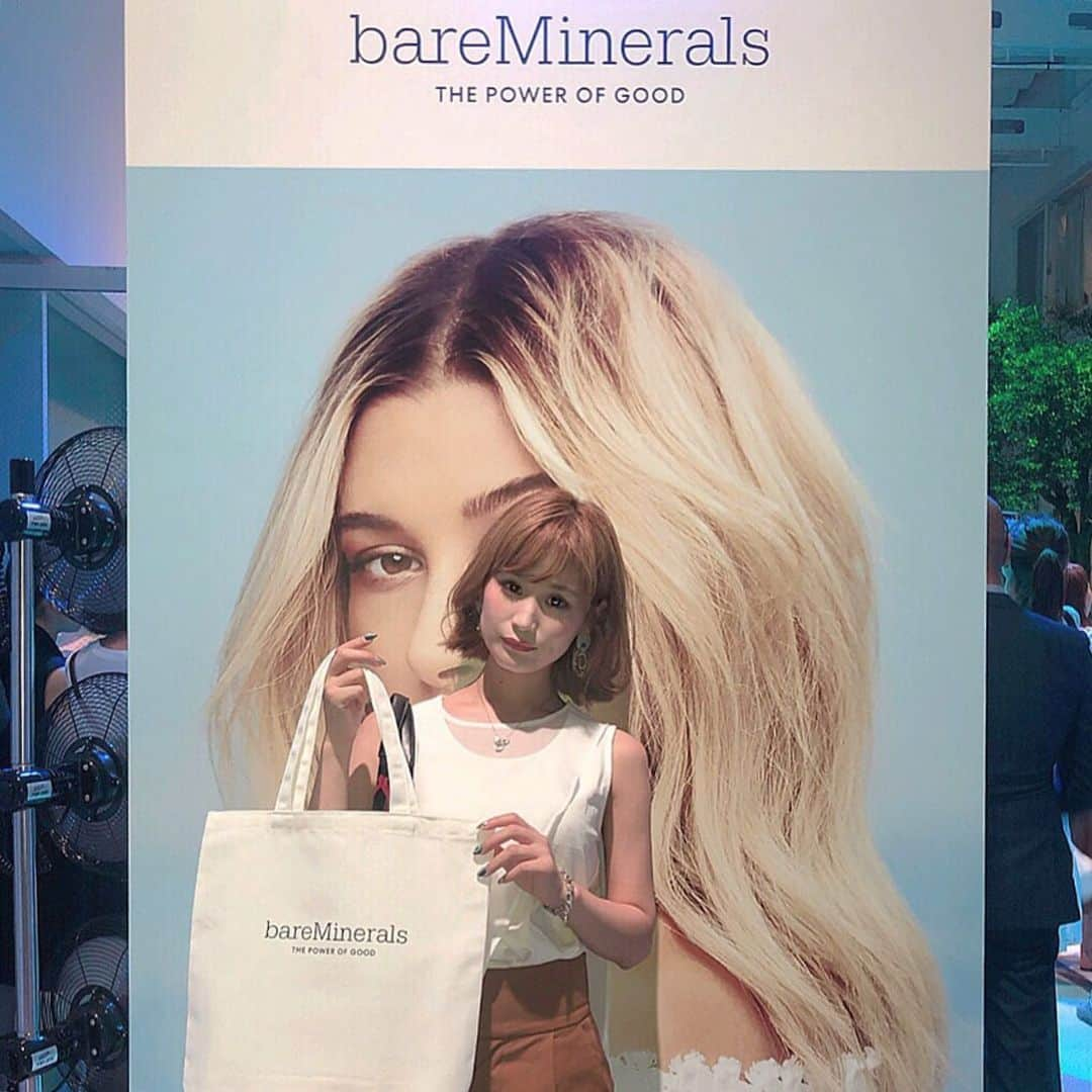 都築青空さんのインスタグラム写真 - (都築青空Instagram)「先日、 bareMineralsの COMPLEXION RESCUE  Hydrating Foundation Stick  Launch Party へ🥂 @bareminerals_jp . . このCR ハイドレイティング  ファンデーション スティック は、 コンシーラーとしても使える スティックタイプなのに みずみずしい潤いが新しい😘 水系成分が30%以上！ . . 汗ばむ時期のお化粧直しにも 使っていきたいアイテム👏 . .  #みずごこちファンデ #スティックファンデーション #CRハイドレイティングファンデーションスティック #CRスティックローンチイベント #クリーンビューティー #ベアミネラル」8月2日 22時43分 - aozora723