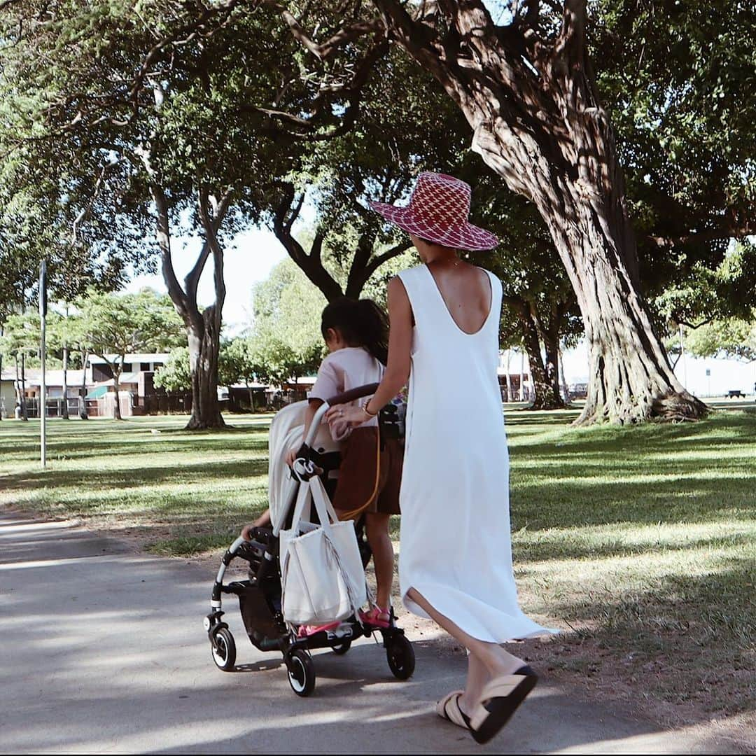 正中雅子さんのインスタグラム写真 - (正中雅子Instagram)「🌳 * どっちがベビーカー乗るかとか押すかとか、👶🏻の独占欲の強さでママ以外に触られたくもない！とか バレないように触る👧🏽とかで喧嘩する2人を微笑ましく見れる時と怒鳴り散らす時があったり🤭笑 * 毎回ハワイに来たらお散歩がてらに ハウツリーラナイへ朝食に🚶‍♀️🥞 * サーマル素材だけど、背中あきが女らしく着れる程よくカジュアルなこのワンピがなかなか使える🙆‍♀️ * #masaco服  #MACHATT #hawaii#ハワイ# #hawaiitrip#子連れハワイ#familytravel #waikiki #masacotravel#夏休み#vacation#家族旅行」8月2日 22時55分 - masacoshonaka