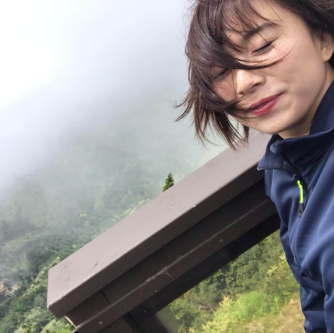 山本雪乃さんのインスタグラム写真 - (山本雪乃Instagram)「今日オンエアした ワンダふるさと長野県の ロケの時の写真です😋  横手山ヒュッテにある、 パン屋さんに行きました。  美味しかったなあ〜🤤 *  最初は霧がかかって 見えなかった雲海。  自称晴れ女のディレクターさんと、 ロケはやたらと晴れる私とで お互いの晴れ女パワーを信じて、😂 *  2,30分ほど待っていると、  雲海が見えてきたんです☺️ *  待ってよかったねー！！ と、 2人で大喜びしました^ ^  かわいいジョーンズにも出会えて、 なんだか心が癒されるロケでした^ ^  たくさん写真ありますので、 ぜひご覧ください⭐️* #長野県  #横手山ヒュッテ  #横手山ヒュッテのパン屋さん  #ワンダのロケはディレクターさんと2人っきり」8月2日 22時55分 - yukino_yamamoto5