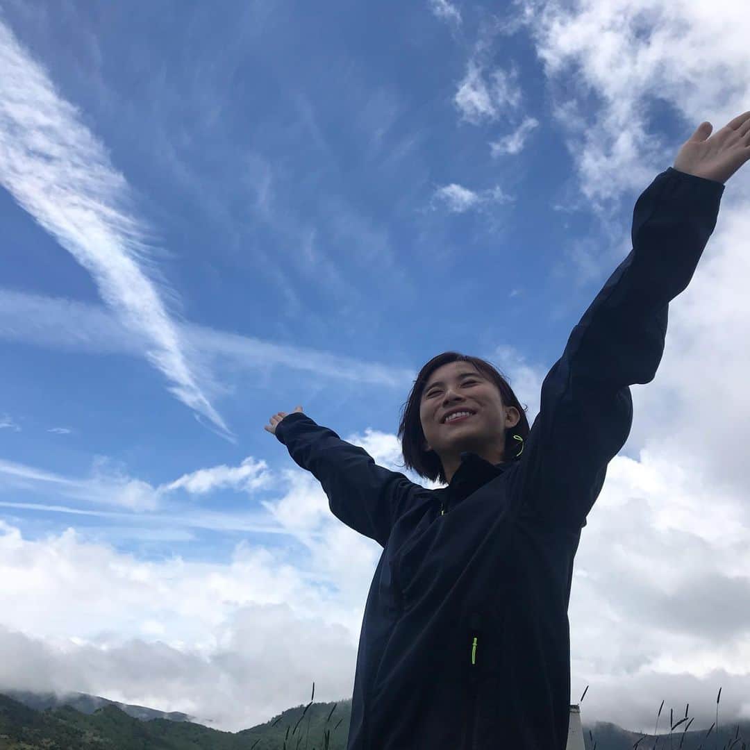 山本雪乃さんのインスタグラム写真 - (山本雪乃Instagram)「今日オンエアした ワンダふるさと長野県の ロケの時の写真です😋  横手山ヒュッテにある、 パン屋さんに行きました。  美味しかったなあ〜🤤 *  最初は霧がかかって 見えなかった雲海。  自称晴れ女のディレクターさんと、 ロケはやたらと晴れる私とで お互いの晴れ女パワーを信じて、😂 *  2,30分ほど待っていると、  雲海が見えてきたんです☺️ *  待ってよかったねー！！ と、 2人で大喜びしました^ ^  かわいいジョーンズにも出会えて、 なんだか心が癒されるロケでした^ ^  たくさん写真ありますので、 ぜひご覧ください⭐️* #長野県  #横手山ヒュッテ  #横手山ヒュッテのパン屋さん  #ワンダのロケはディレクターさんと2人っきり」8月2日 22時55分 - yukino_yamamoto5