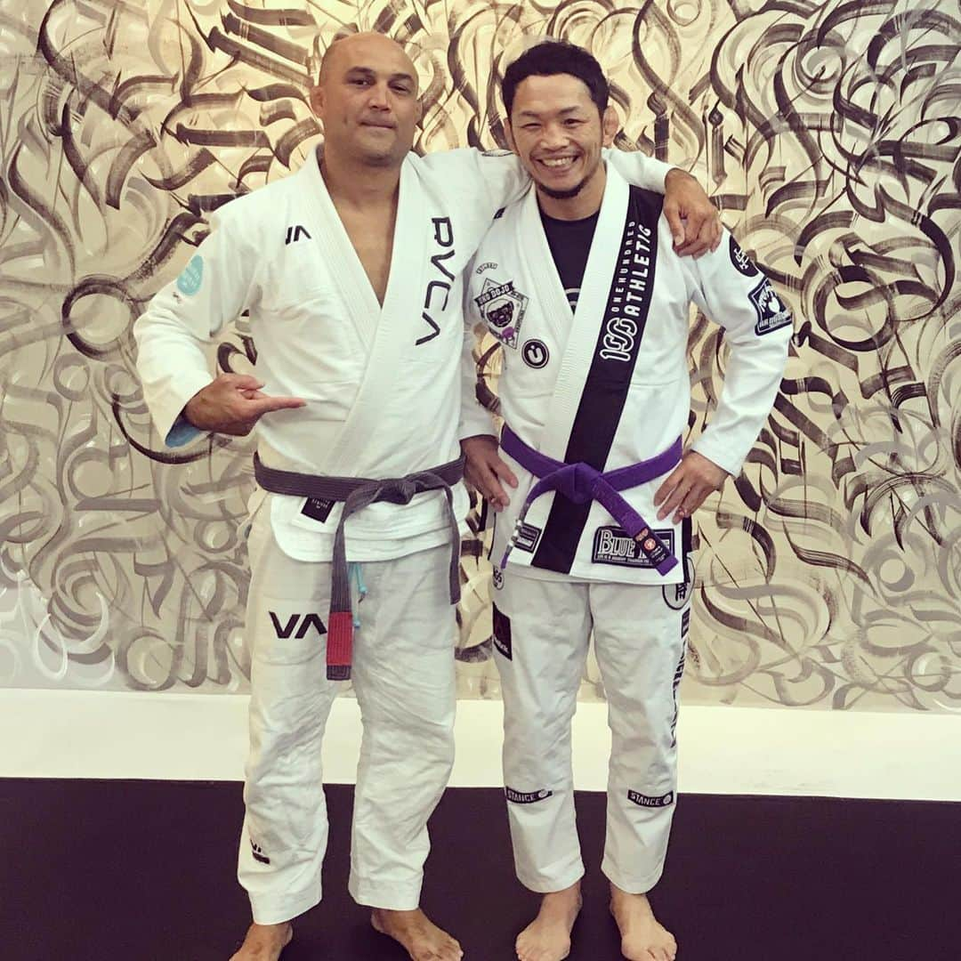 宇野薫さんのインスタグラム写真 - (宇野薫Instagram)「Thank you BJ  #bjpenn #caoluno #UFC #mma #bjj  #onehundredathletic #100A #100athletic  #rvca #rvcajapan #unodojo #unocaolshowten  #柔術 #ブラジリアン柔術 #ネクサセンス #カルペディエム自由が丘 #宇野薫」8月2日 22時48分 - caoluno