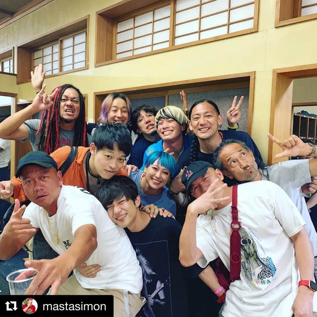 KAI_SHiNEのインスタグラム：「🍻👹🎶✨ #Repost @mastasimon ・・・ Chilling with the Rock Stars !  世界で1番危ない男鹿フェスの打ち上げ！今年もありがとう！  #男鹿フェス #危ない打ち上げ #スカパラ #ホルモン #heysmith #キュウソネコカミ #oralcigarettes #山嵐 #鬼 #mightycrown」