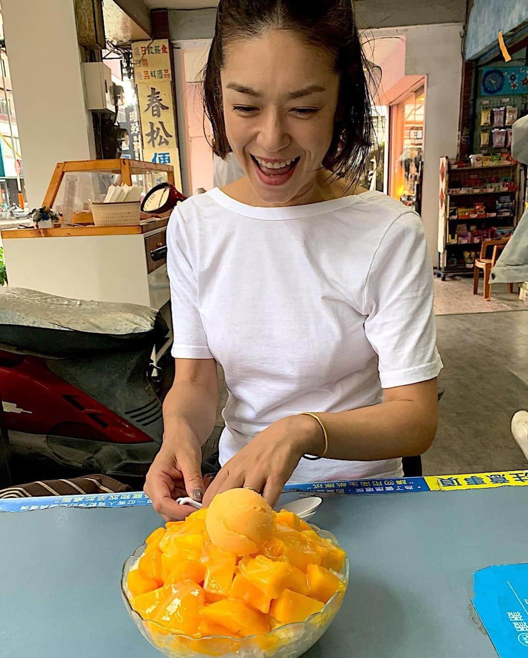 加藤紀子のインスタグラム：「雷⚡️☔️を抜けた先にみつけた喜び。 台南に来た理由の一つ、 大好きなマンゴーかき氷🧡🍨 トロントロンで甘々で冷え冷えで 口に入れたら至福しか残りませんでした🥰  我到達台南的芒果刨冰吃了它非常好吃💛  #台湾#台南#夫婦旅#勝手にマンゴー大使🥭 #裕成水果行 #でも他にもたくさん食べたことはブログに書きます #明日は市場でマンゴー買おう」