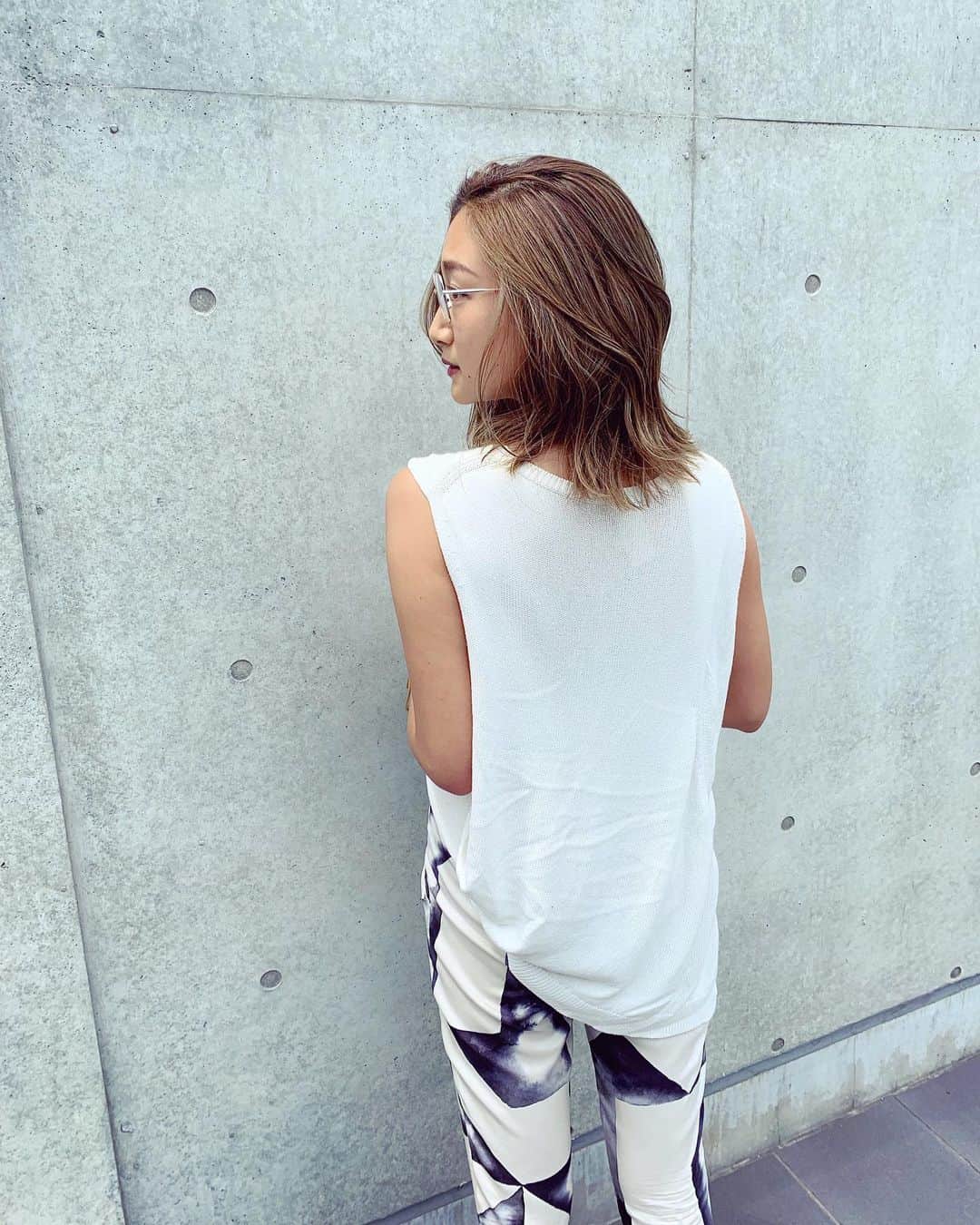 岡清華さんのインスタグラム写真 - (岡清華Instagram)「#Relationship  来月に迫るビッグイヴェントに向けてアイディアを頭に巡らせる中、ふとキャスティングの中にある私の大好きなブランドの一つのデザイナー、フィリップ・リムPhillip Limさんの名前が気になり、関連性をみると、インタビューペイジで今私が大事にしているキーワードを沢山見つけました。  私はアパレル業界の人間ではありませんが、昔から服が大好きです。それは自分自身を表現するものとして、自身の中では高いプライオリティなのです。  フィリップさんは、自身のブランドを「マイノリティな存在」だと語り、少数派の声に耳を傾けることで、変化が訪れようとしている今の現代に、ブランドとして進化し成長し続けることを使命としていると語っていました。  これからの時代、多様性を尊重したりパーソナリティを輝かせることなど…  こうした広い意味での"グローバル"という展開をフィリップさんはファッションで実現しようとしているのだそうです。  一部のセレブリティでなく、"自分らしい着こなし"をしている人々に注目している。と、これは生き方や在り方の理想の着地点を示していると思います。  モデルケース、自分以外の理想像を追い求めるのではなく、自分自身の魅力について気づき、それを表現することが、最もそれぞれが輝く姿なのではないかと私は考えています。  また、服はアクセサリーのようなもので、それぞれのパーソナリティを輝かせるもの。自分自身がアート作品で、服はペイント。ペイントとアートは切り離せないけれど、自分がペイントによって彩られていく…と、服に限らず、見た目、見え方、というものが、いかに自分らしさを表現するツールに過ぎないことを記されていました。  また、フィリップさんは、2019awから決断したファーフリーに関しても、その決断はとても自然な変化であったと語ります。 「ファーやその他の高価な素材を使うことがラグジュアリーだと捉えられがちだったが、それは少し古い考えなのではないでしょうか？本当のラグジュアリーは、社会における重要なこと、つまりエシカルやサステナビリティ、ファーフリーについて自分自身の頭で考える姿勢だと思いますね。」 .  こうでなければいけない。 ということや、 こうであるべきだ。 という固い信念は、軸のブレを防げますが、時代の進化についていく柔軟性を失い兼ねると考えます。  続けて、「私は、昔を振り返ってノスタルジーに浸ることがあまりなく、シーズンごとにアップデートさせていくことが重要だと考えているので、前を向いてチャレンジし続けています。」 これが持続可能なブランドの答えなのではないかと思います。進化には変化が伴うと。  最後に将来に向けてのヴィジョンを、これからの時代の変化に柔軟に耳を傾けて、自らが何をしなければならないか？と言うことを自己から導き、調和や共存へ向けてチャレンジし続けることと語りインタビューは締結でしたが、  まさに、今、集団的で組織的な枠組みで考えたり、常識や一般に囚われたり、周りとのギャップや、不調和、何かに固執したり執着したりするのではなく、  個別的、個性的、そして広域的な時点で、全体、包括的に物事を考え、時代や自然の流れに身を任せ、変化に調和しながら自己も変化させていく。  その変化や進化のチャンスに気づく為に直感を敏感にしておく必要がある。それには五感を敏感にする為にいつもクリアな状態にセルフケアし、自分自身に素直にならなければいけないと改めて強く思いました。  ニュースを見ていても、そして自分の身の回りで起きている事も含めて、本当にこの時代の革命は、じわじわとスタートしているように感じます。かなり大きな変化。  今までの常識が変化し、隠れていたものや、曖昧になっていたこと、見て見ぬ振りしていたことが、明るみに出てきて、なんとかなっていたものが、なんとかならなくなってくる。そして一掃し、一新する時代の流れを感じています。  大きなウェーブがやってきた時、前を向いていたら準備ができて波に乗れるかもしれない。でも後ろを向いていたら、そのまま波に飲み込まれるかもしれない。  変化を受け入れ、受け取る準備ができているか？変化が信じられなくて、怖くてそのままでいるか？その差は大きく開いていきそうです。  皆さんも、徐々に始まる変化を感じていますか？私は既に始まっている変化に背中を押され、次の波が来るのを凄くワクワクして待っています。  テーマは "自分自身と繋がること" "自分自身を信じること" "五感、そして直感を無視しないこと"  自分自身と関係性がうまくいけばいくほど、どんなモノ、ヒト、コト、ともうまくいくものです🤝 それは、全てが同じ性質をもっているから。  アーユルヴェーダの哲学は、どこまでも深く、自身をアップデートしていきます。これからも多くの皆さんと、様々な機会で共有していけると嬉しいです😊  @31philliplim  #31philliplim  #change #sustainable #sustainability  #ethical #flexible #sense #feel #believe #accept #harmony #wisdom #ayurveda」8月2日 23時04分 - okasaya