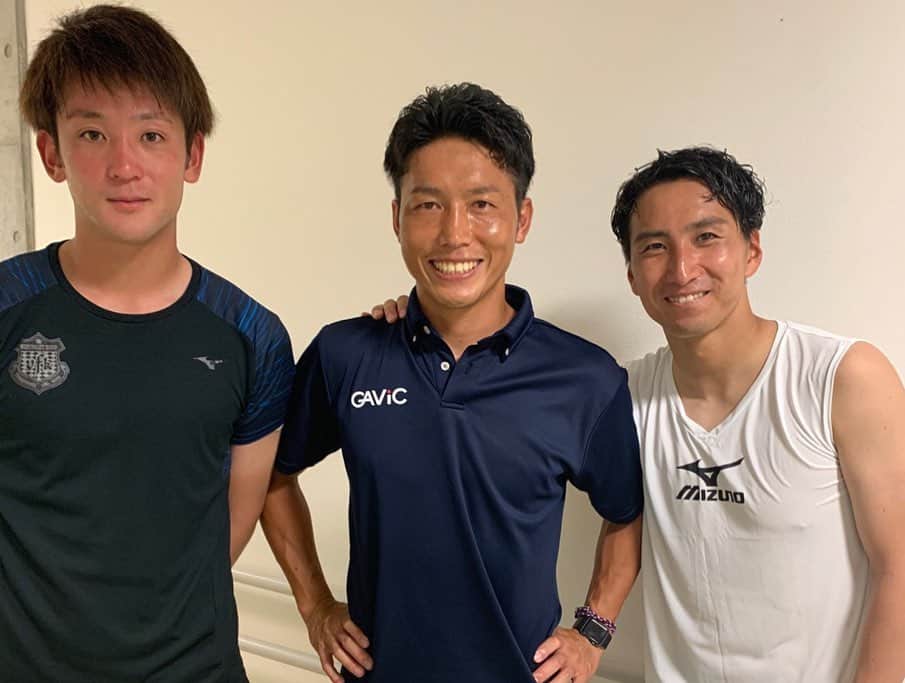武岡優斗さんのインスタグラム写真 - (武岡優斗Instagram)「86年組とおまけ。  水戸戦で 久しぶりにあの男に逢えまし た。  近藤慎吾…。 昨年の12月25日に Jリーガーを目指すという 目標を立て… 水戸に加入した男。  同じ86年組として… この男の挑戦は心から応援したし… 水戸に加入は… 心底嬉しかった。  年末年始… 共にボール1個で仲良くなり… 共に練習した…友。  そんな友との再会…  わざわざロッカーまで来てくれた^_^  久しぶりに逢えて テンション上がって… 話しまくって… 時間が足りませんでした笑  お互い頑張ろうね^_^  おまけは…笑 慎吾の大学の後輩笑  #近藤慎吾 #武岡優斗 #出逢い は #containercityfc #サッカー大好き野郎軍団 #サッカー馬鹿の集まり #あそこには不思議な繋がりが産まれる #年齢 #経歴 #職業 #度外視した仲間 #素晴らしい #community #出逢い #出逢いは大切に #86年組 #まだまだ頑張ろうね #お互い負けないように #また逢えるの楽しみにしてるよ #おまけ #説明不要 #甲府の学級委員長 #現場からは以上です🙏」8月2日 23時04分 - yuto_takeoka17