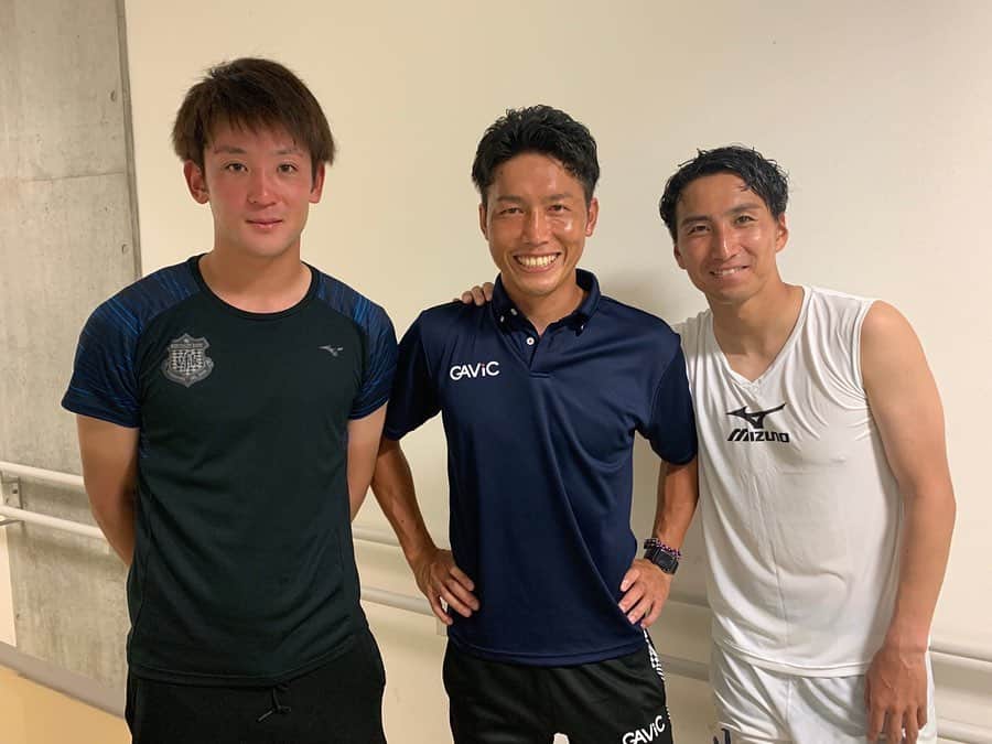 武岡優斗さんのインスタグラム写真 - (武岡優斗Instagram)「86年組とおまけ。  水戸戦で 久しぶりにあの男に逢えまし た。  近藤慎吾…。 昨年の12月25日に Jリーガーを目指すという 目標を立て… 水戸に加入した男。  同じ86年組として… この男の挑戦は心から応援したし… 水戸に加入は… 心底嬉しかった。  年末年始… 共にボール1個で仲良くなり… 共に練習した…友。  そんな友との再会…  わざわざロッカーまで来てくれた^_^  久しぶりに逢えて テンション上がって… 話しまくって… 時間が足りませんでした笑  お互い頑張ろうね^_^  おまけは…笑 慎吾の大学の後輩笑  #近藤慎吾 #武岡優斗 #出逢い は #containercityfc #サッカー大好き野郎軍団 #サッカー馬鹿の集まり #あそこには不思議な繋がりが産まれる #年齢 #経歴 #職業 #度外視した仲間 #素晴らしい #community #出逢い #出逢いは大切に #86年組 #まだまだ頑張ろうね #お互い負けないように #また逢えるの楽しみにしてるよ #おまけ #説明不要 #甲府の学級委員長 #現場からは以上です🙏」8月2日 23時04分 - yuto_takeoka17