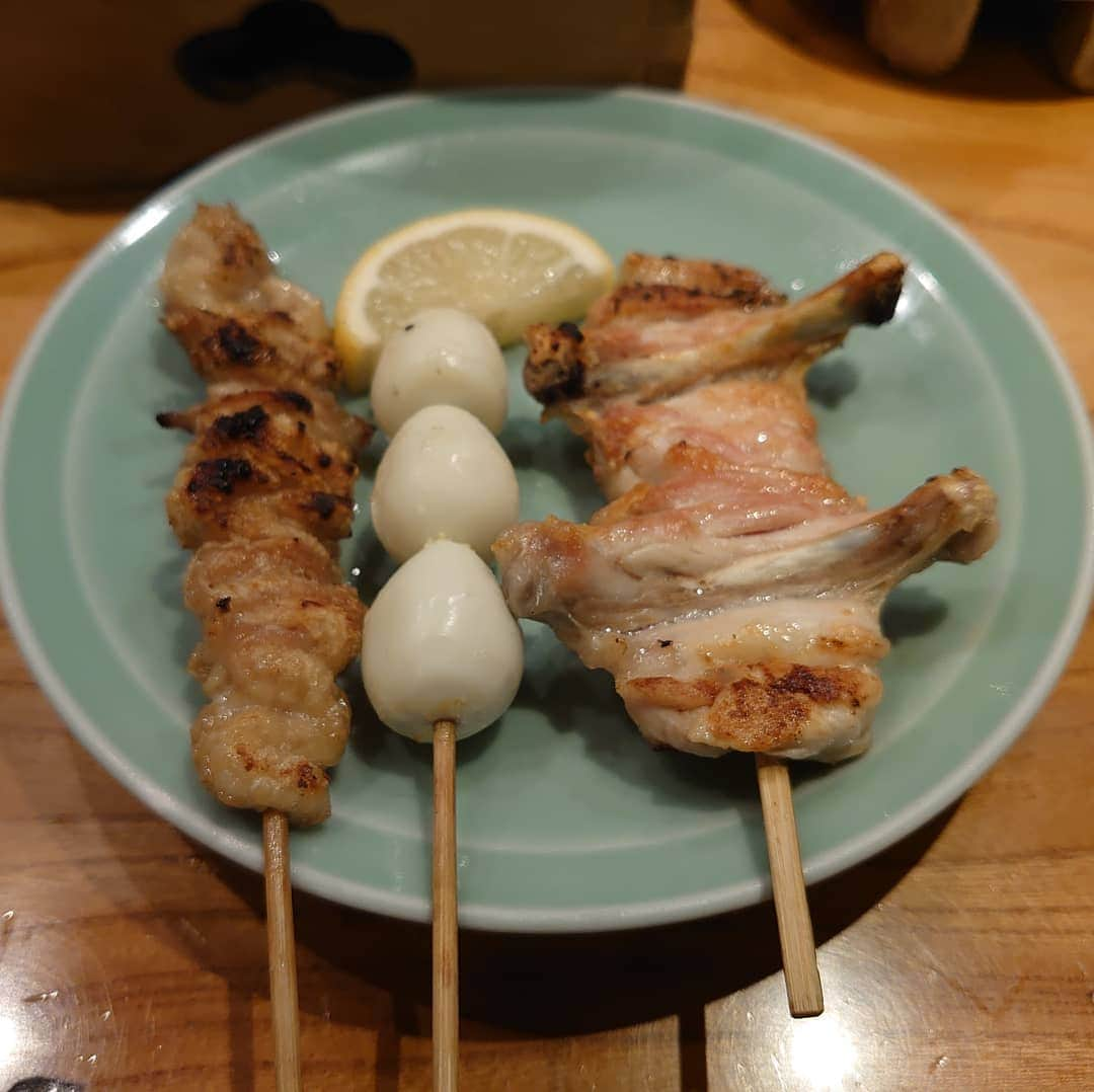 五十嵐一誠さんのインスタグラム写真 - (五十嵐一誠Instagram)「銀座で焼き鳥と釜めし 老舗「鳥銀」  何度食べてもここは旨い❗ 特にこの手羽先は絶品です  もちろん、全部美味しいですよ☺️ 、 #焼き鳥#鳥銀#手羽先#うずら#ねぎま #釜めし#つくね#銀座#かに #ささみ#砂肝」8月2日 23時01分 - superdentist5