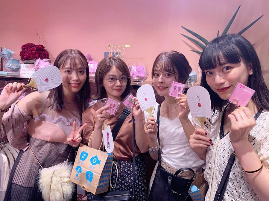 高橋有紀のインスタグラム：「コラボさせてもらっている@liquem.tokyo 明日浅草に店舗オープンおめでとうございます❤️❤️❤️❤️ 今日はオープニングパーティに立たせて頂きました☺︎ お店に入りきらないほどの方で大盛況で愛されているブランドだなと思います☺️ わざわざ足を運んでくれたお友達や初めましての方ありがとうございます😢 撮った順に❤︎ #liquem_yuki コラボアイテムをお店とかイベントに付けてきてくれたり、SNSに載せてくれてる方が沢山いて本当に嬉しいなと思います😢 ネットでこっそり買って付けてくれてるお友達も本当に嬉しい！！ 店舗も出来たので是非遊びに行ってみてください〜 コラボ物は薔薇シリーズ、桃、オパールリング、（♡イヤリングとハートテイルは僅かです）が発売されます❤︎」