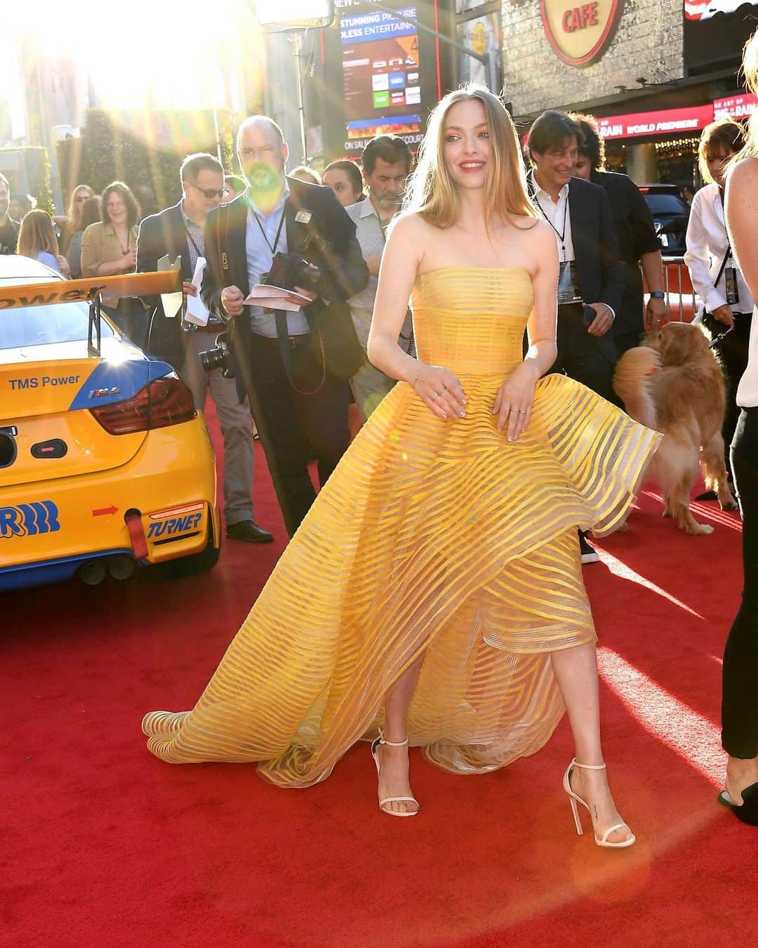 Harper's BAZAARさんのインスタグラム写真 - (Harper's BAZAARInstagram)「#AmandaSeyfried looking Iike an actual ray of sunshine in @oscardelarenta」8月2日 23時07分 - harpersbazaarus