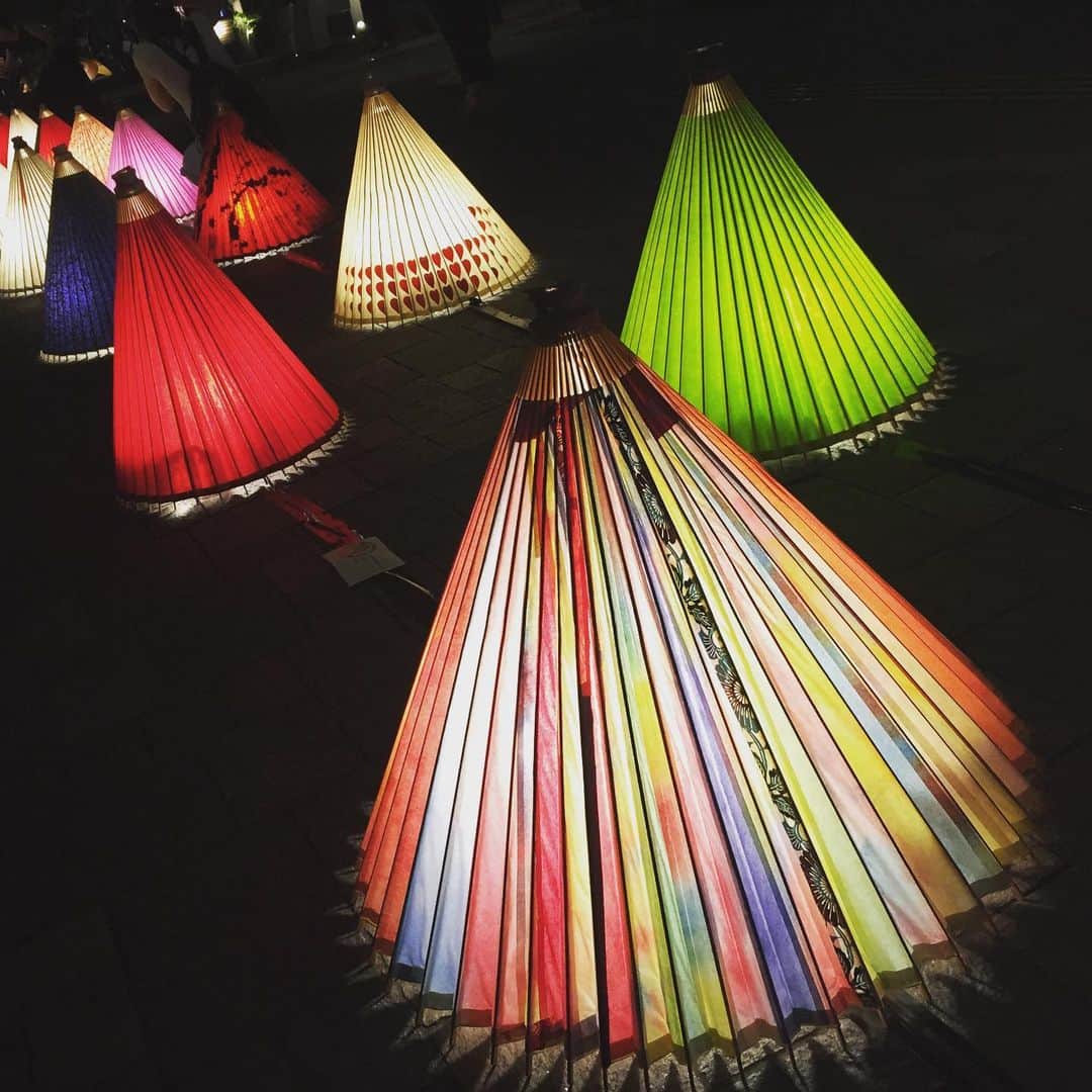 大手小町さんのインスタグラム写真 - (大手小町Instagram)「大手町で行われた和ルミネーション。和傘の行灯が並んで、幻想的でした。まちに灯を、というコンセプトで、有志のグループによる取り組みだそうです。  #otekomachi #大手小町 #大手町 #イルミネーション #東京散歩 #東京さんぽ」8月2日 23時07分 - otekomachi