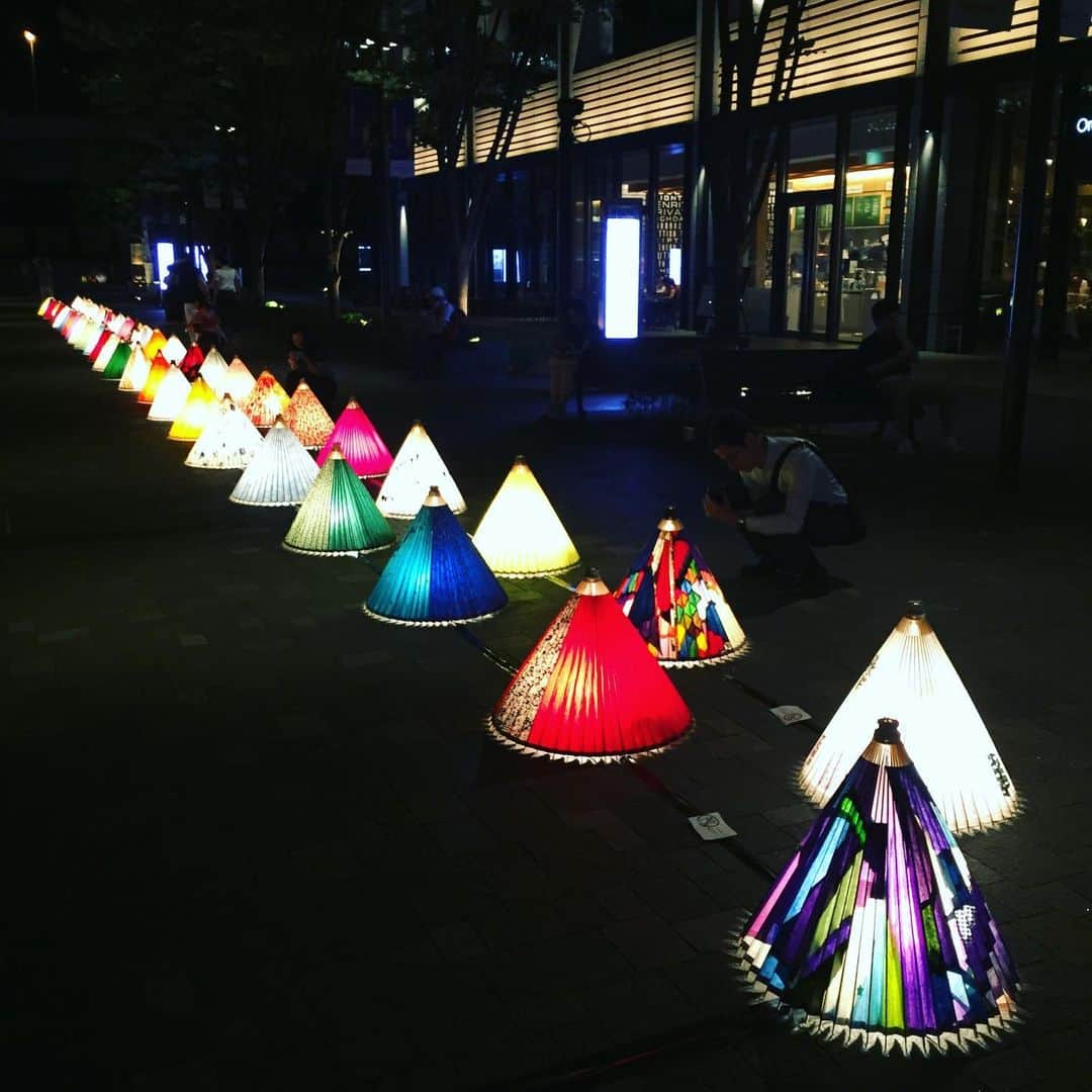 大手小町さんのインスタグラム写真 - (大手小町Instagram)「大手町で行われた和ルミネーション。和傘の行灯が並んで、幻想的でした。まちに灯を、というコンセプトで、有志のグループによる取り組みだそうです。  #otekomachi #大手小町 #大手町 #イルミネーション #東京散歩 #東京さんぽ」8月2日 23時07分 - otekomachi