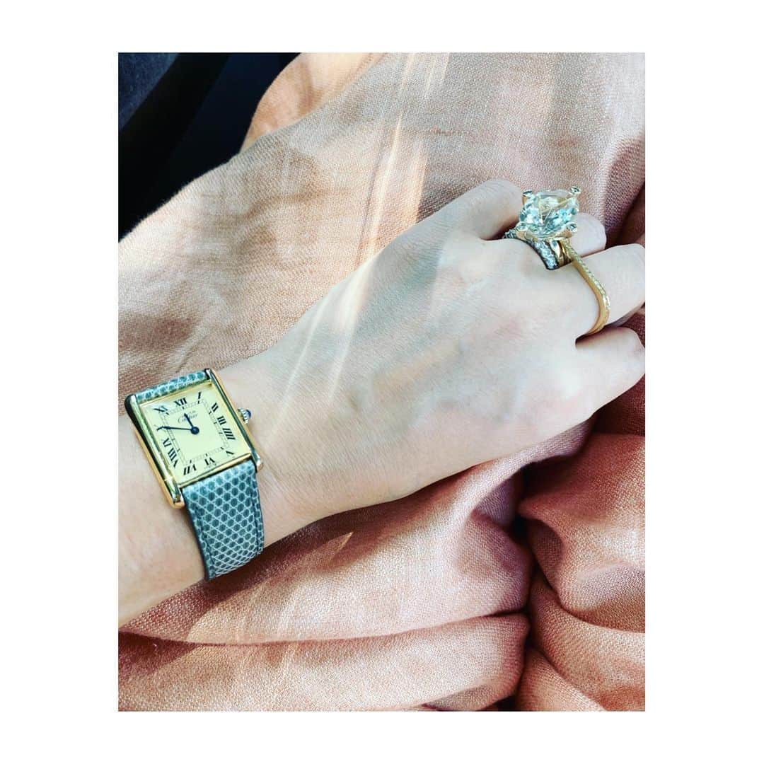 HiRAO INCのインスタグラム：「. .  Summer Vibes  最近お気に入りのリングたち 夏だから、ゴロンとした石をつけたくなって、 一目惚れで買った ルチルクォーツのオーバルリング。  涼しげで元気でる✨  アクセントのゴールドのトゥリングは、 シンプルだけど、存在感あって、 スタイリングの全てを上手くまとめてくれる。 重ねつけにとても便利。  カルティエのビンテージの時計は、ベルトのグリーンと、フェイスのゴールドが、夏の日差しに焼けた肌に映える色だったと気づきました。  あついからか、涼しげな色や、ゴールドに惹かれる。」