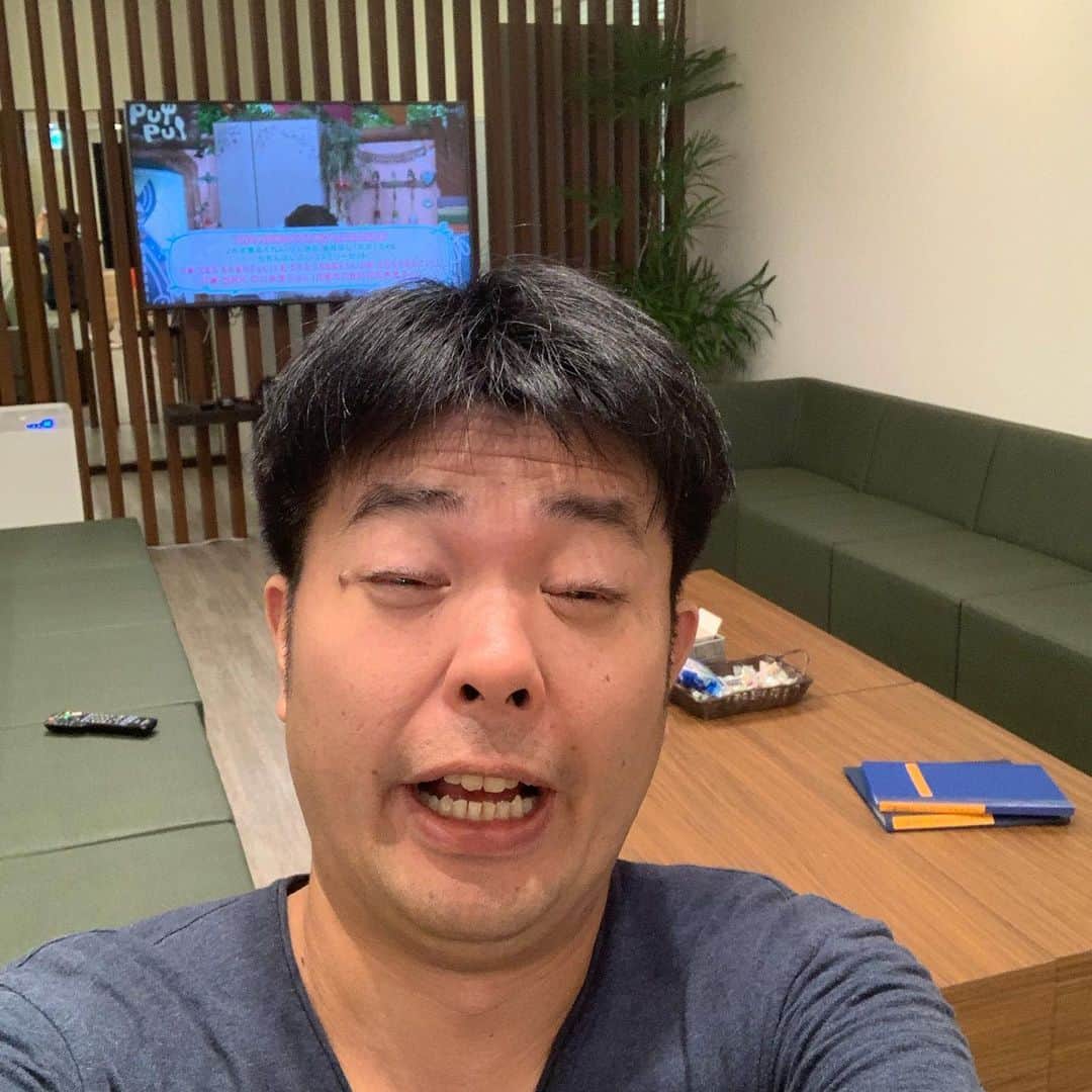 西川晃啓のインスタグラム：「気絶NGKロビー  笑いの殿堂の楽屋ロビーで気絶  #あるある探検隊#レギュラー#気絶#気絶の日々#ギャグ#先日#なんばグランド花月#出番#合間#楽屋#ロビー#師匠#若手#憩い#会話#楽しい#この時#誰も来ず」