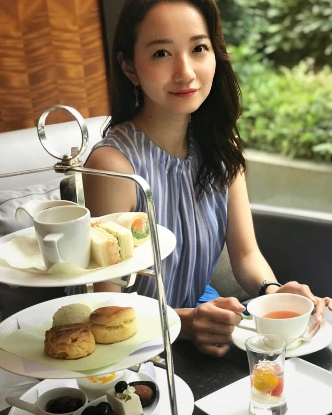 松原江里佳さんのインスタグラム写真 - (松原江里佳Instagram)「🌷 取材でいただいた セルリアンタワー東急ホテル「坐忘」のアフタヌーンティー☕️🍰 落ち着いた空間でゆったりと過ごせました🥰 しかも担当の方が聖心大の先輩という奇跡✨ 取材の様子は後日ご案内します💕 ❤︎ バタバタし過ぎて久しぶりの投稿だ😳 ❤︎ #セルリアンタワー東急ホテル  #坐忘  #でこ #ノースリーブ #スターダスト #フリーアナウンサー  #アフタヌーンティー  #ホテル #hotel #lounge  #スイーツ #sweet #ケーキ #cake  #色 #colors #旅 #travel」8月2日 23時12分 - erika_matsubara