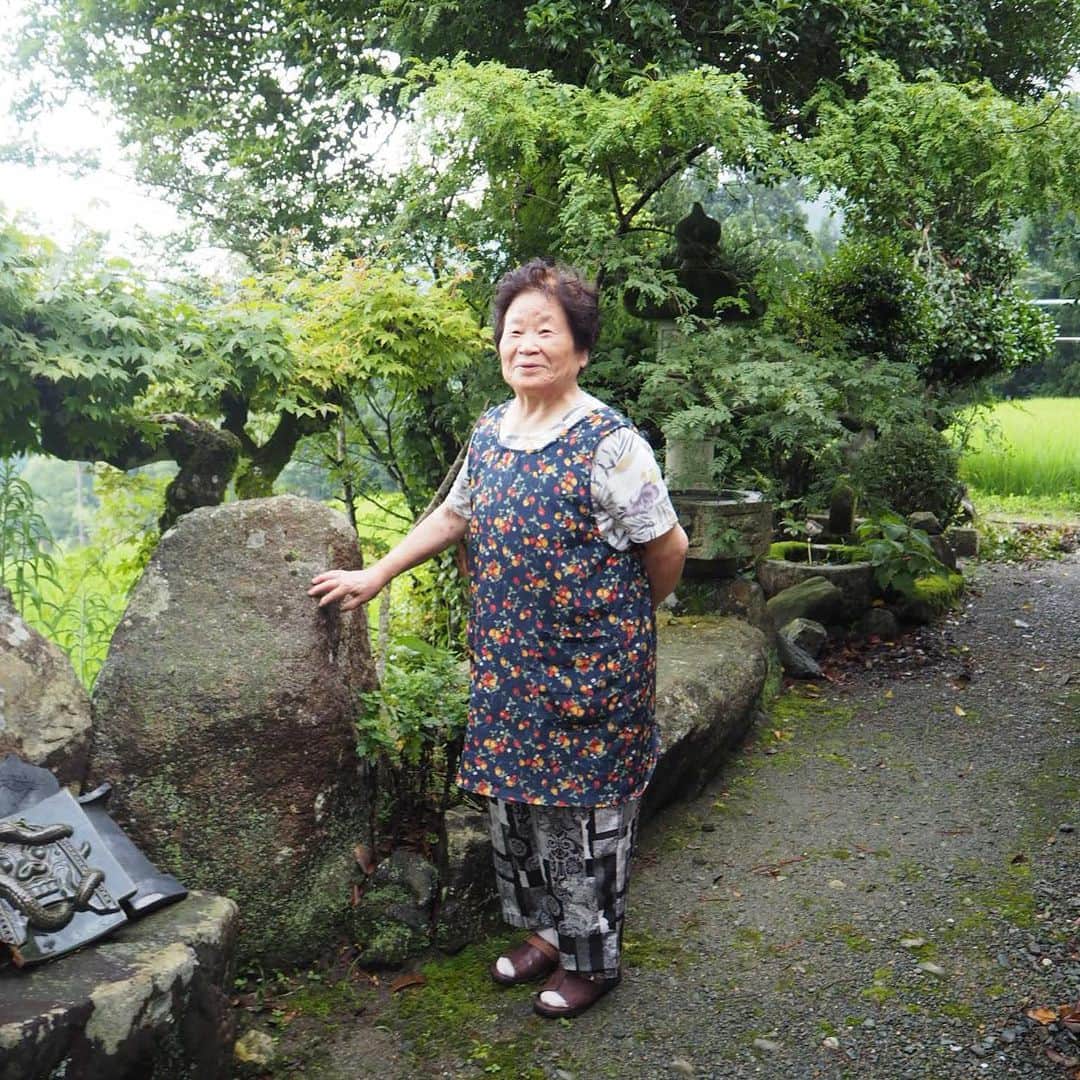 のインスタグラム：「. そこに立ってポーズとってくださいというと、このポーズをとってくれた、澤井おばあちゃん。  うん、可愛い。  おでかけするときに口紅を塗ってあげると、行く先々でおばあちゃん可愛いと褒められて、なっちゃんの口紅良かった💄と言ってくれたから、塗ってあげた口紅をあげたよ。  今度は、おばあちゃんをめっちゃヘアメイクとスタイリングして撮影したいな✨🧡 .  #澤井おばあちゃん #高島市 #棚田百選 #棚田 #おばあちゃん #tanada #grandm  #shiga」