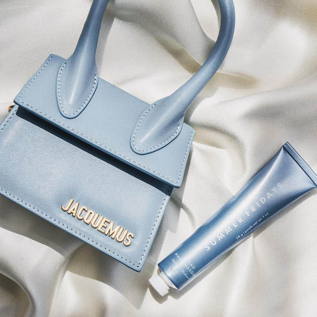 Marianna Hewittさんのインスタグラム写真 - (Marianna HewittInstagram)「I don’t know which is cuter, my baby @jacquemus bag or a mini @summerfridays #jetlagmask 🤔 #TGISF」8月2日 23時14分 - marianna_hewitt