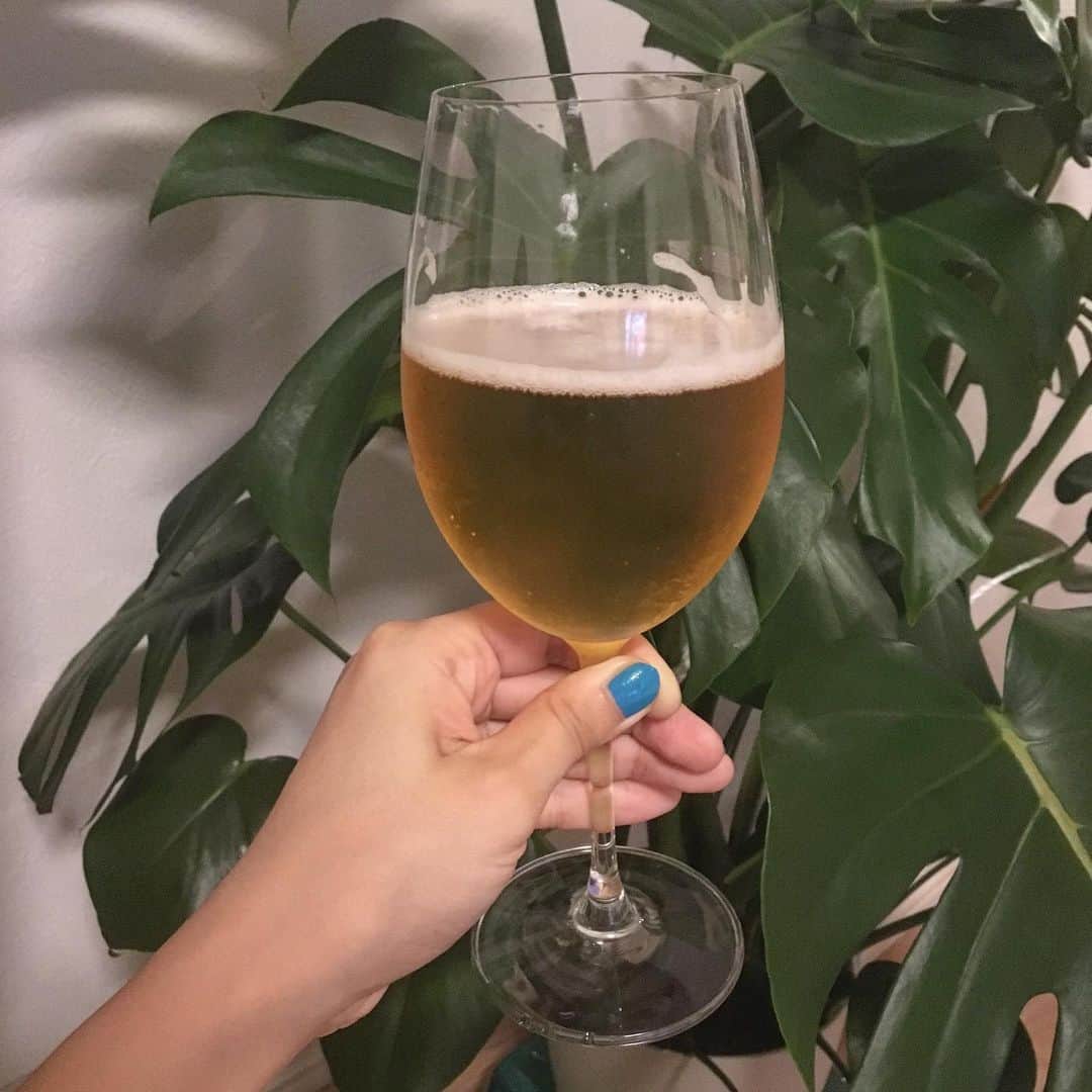 のインスタグラム：「お母さんが買ってきた観用植物の前で、ビール持って写真撮ったら夏感出た。 #実家」