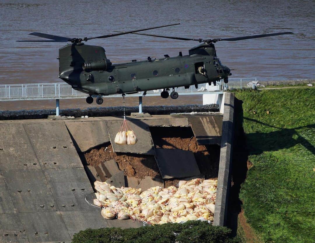 NBC Newsさんのインスタグラム写真 - (NBC NewsInstagram)「A Chinook helicopter drops sand bags on top of a dam after a nearby reservoir was damaged by flooding in Whaley Bridge, Britain. . 📷 Phil Noble / @reuters」8月2日 23時15分 - nbcnews