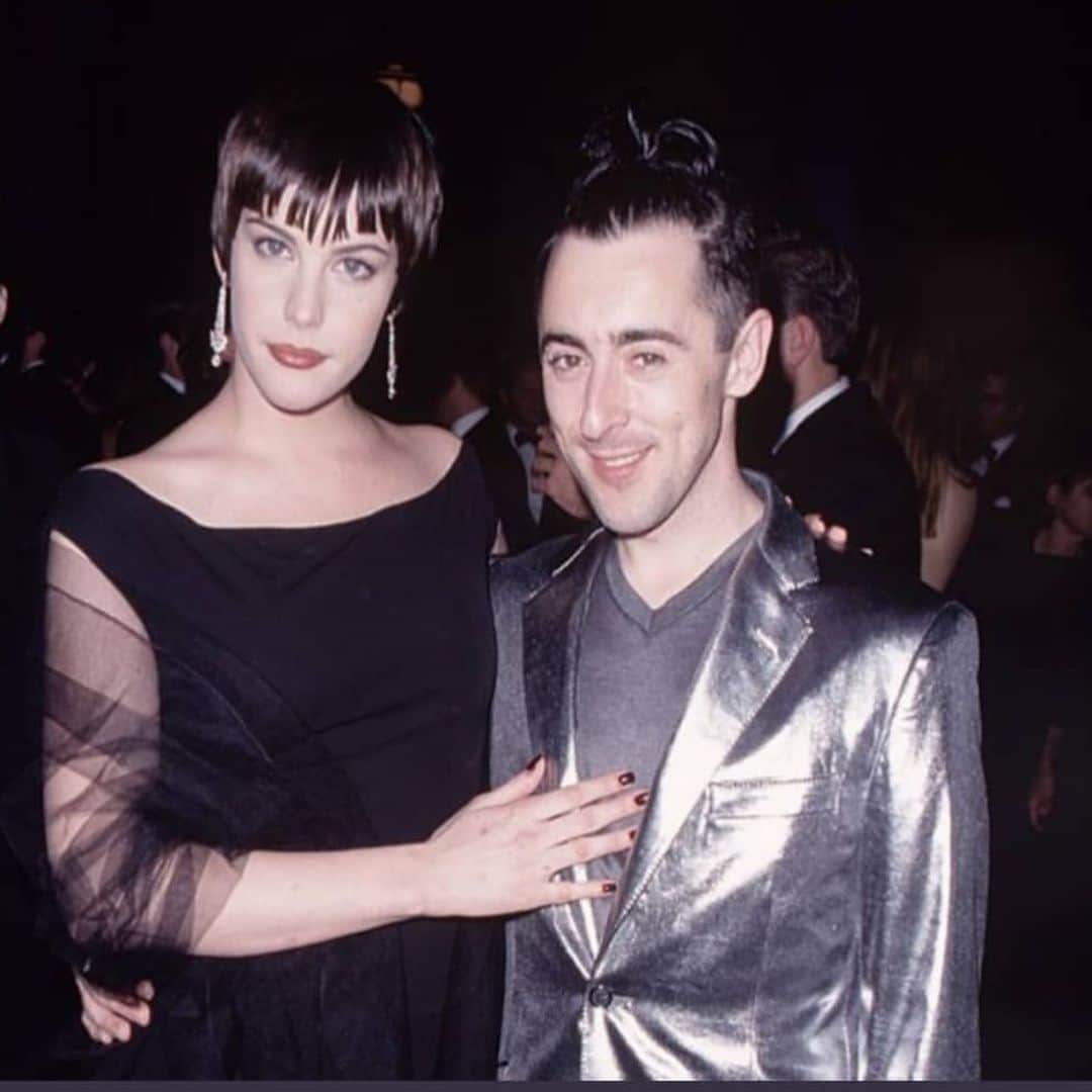 アラン・カミングさんのインスタグラム写真 - (アラン・カミングInstagram)「And wearing the same @tommyhilfiger suit at the #MetBall with the lovely @misslivalittle  NYC 1998 #fbf」8月2日 23時18分 - alancummingreally