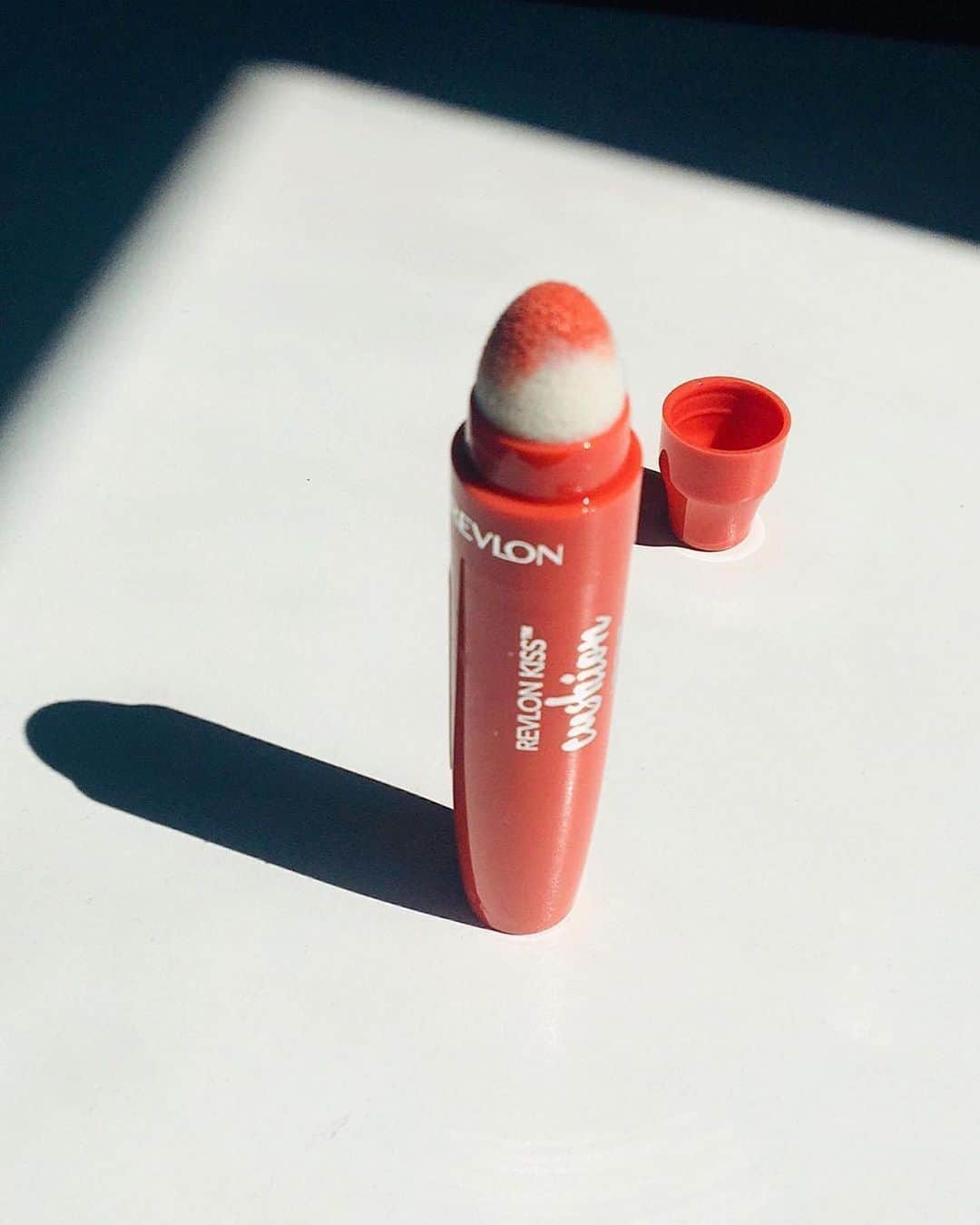 Revlonさんのインスタグラム写真 - (RevlonInstagram)「“I bought the shade High End Coral, a super bright and amazing orange 😍 All the shades are really beautiful and I love the coconut oil-infused formula.” – Thoughts by @gabrielaceciu . Have you tried #KissCushion Lip Tint yet? Available in 10 weightless shades, ideal for #summertime.  #motd #lipcolor #corallips」8月2日 23時30分 - revlon