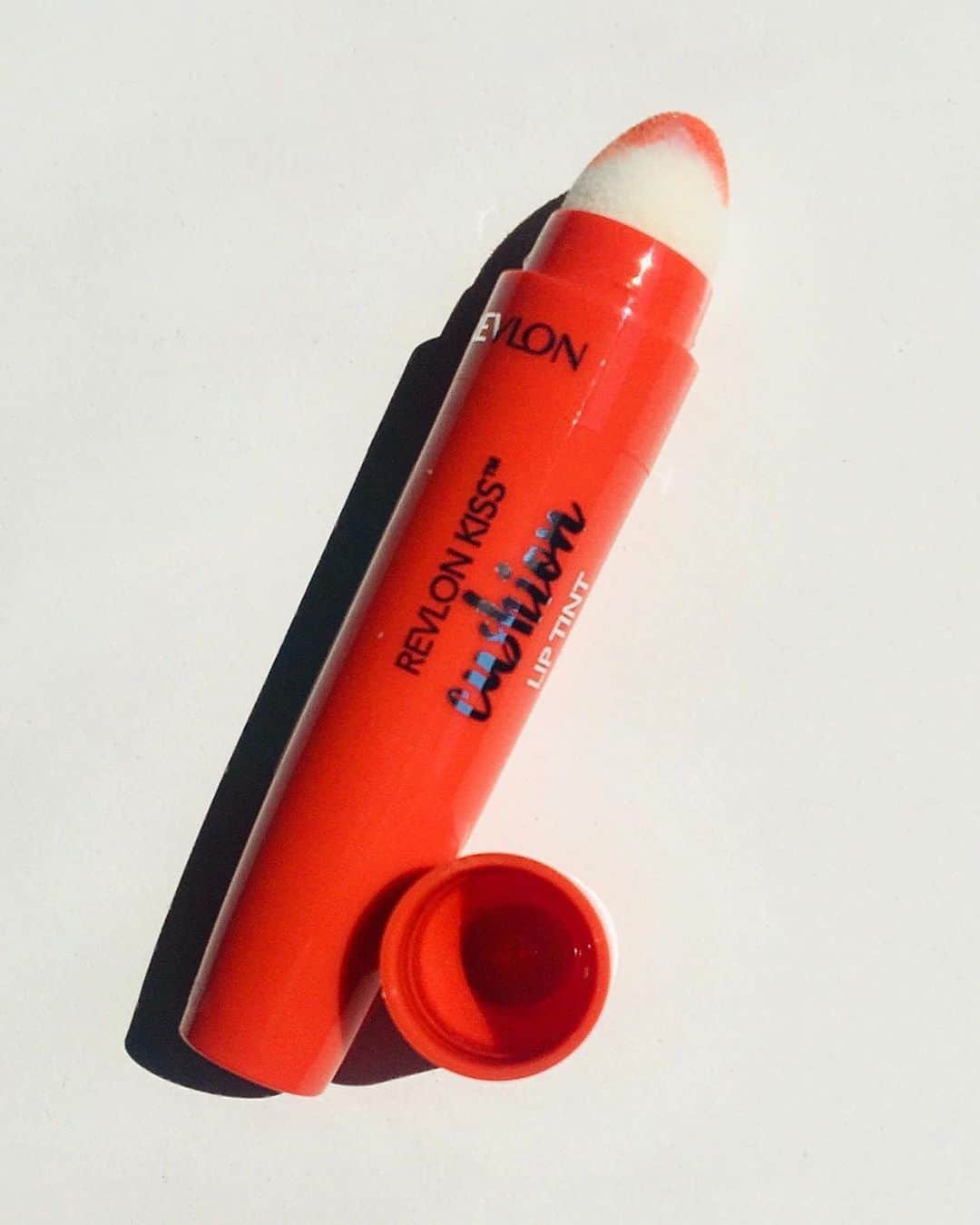 Revlonさんのインスタグラム写真 - (RevlonInstagram)「“I bought the shade High End Coral, a super bright and amazing orange 😍 All the shades are really beautiful and I love the coconut oil-infused formula.” – Thoughts by @gabrielaceciu . Have you tried #KissCushion Lip Tint yet? Available in 10 weightless shades, ideal for #summertime.  #motd #lipcolor #corallips」8月2日 23時30分 - revlon