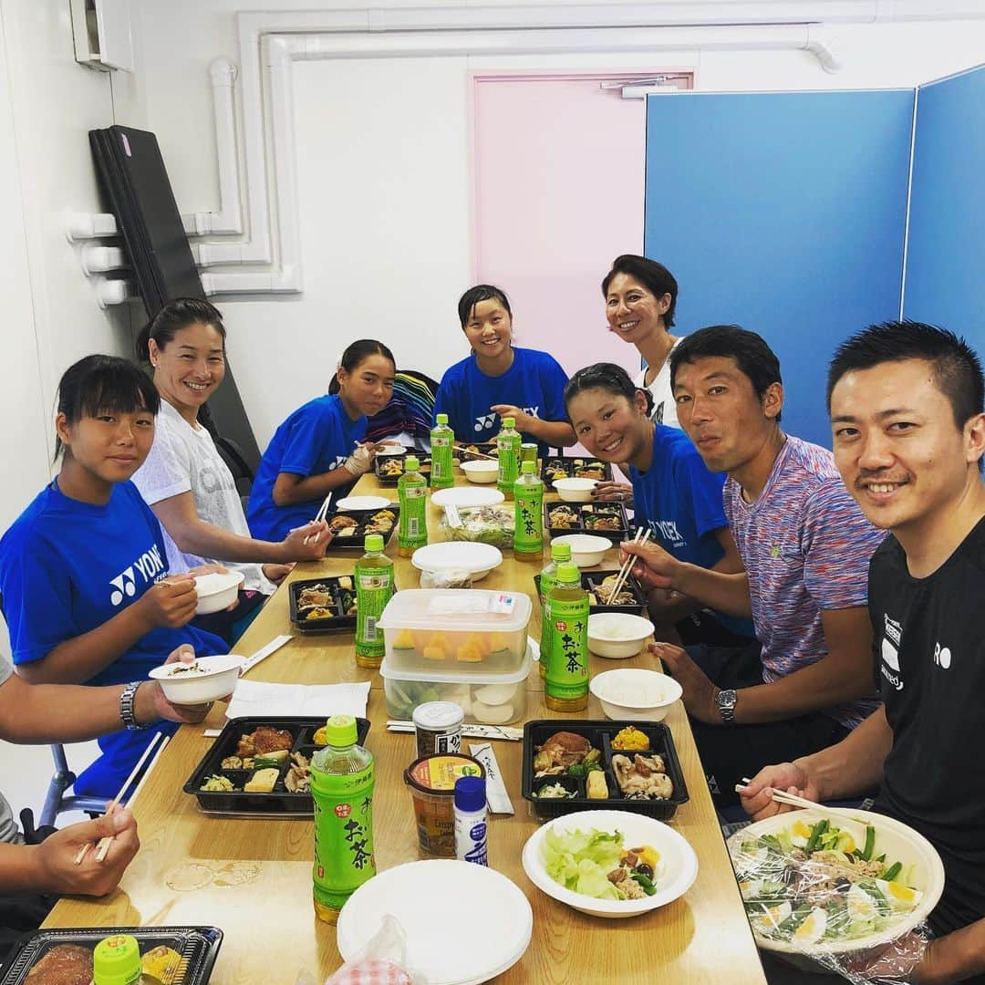 伊達公子さんのインスタグラム写真 - (伊達公子Instagram)「伊達公子×YONEX PROJECT  キャンプ2回目 スポルで品川大井町で8月1日、2日の2日間キャンプをやり終えました！ 朝3時間＆午後も3時間に加えてトレーニングに講義もというタフスケジュールをジュニア達は意欲的に取り組んでくれました。 お昼ごはんと夜ごはんは、炊飯器でご飯を炊いて、おかずはケータリングで栄養面も考えたものを用意してもらいました。 鶏むね肉にはアミノ酸の一種、イミダゾールペプチドが疲労回復成分が特に多く含まれて注目されています。アスリートのためのお弁当でした。 2回目のキャンプを終え、ジュニア達は全日本ジュニアも控えていて、結果を求めるのが当たり前だけれどしっかりとやるべきことをやりながら試合に挑んで欲しいです。 #伊達公子 #kimikodate #tennis #tennisplayer #テニス #テニスプレイヤー #テニスプレーヤー #スポル品川大井町 #yonex #yonextennis #yonexjapan #ヨネックス #ヨネックステニス  #阿波尾鶏　#イミダゾールペプチド　#鶏むね肉　#アスリート弁当　#のいきっちん」8月2日 23時30分 - kimiko.date