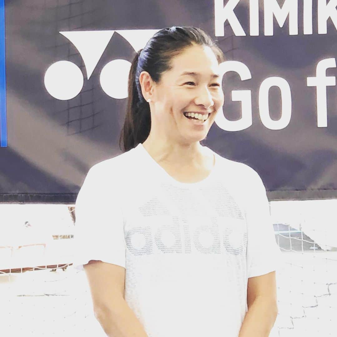 伊達公子さんのインスタグラム写真 - (伊達公子Instagram)「伊達公子×YONEX PROJECT  キャンプ2回目 スポルで品川大井町で8月1日、2日の2日間キャンプをやり終えました！ 朝3時間＆午後も3時間に加えてトレーニングに講義もというタフスケジュールをジュニア達は意欲的に取り組んでくれました。 お昼ごはんと夜ごはんは、炊飯器でご飯を炊いて、おかずはケータリングで栄養面も考えたものを用意してもらいました。 鶏むね肉にはアミノ酸の一種、イミダゾールペプチドが疲労回復成分が特に多く含まれて注目されています。アスリートのためのお弁当でした。 2回目のキャンプを終え、ジュニア達は全日本ジュニアも控えていて、結果を求めるのが当たり前だけれどしっかりとやるべきことをやりながら試合に挑んで欲しいです。 #伊達公子 #kimikodate #tennis #tennisplayer #テニス #テニスプレイヤー #テニスプレーヤー #スポル品川大井町 #yonex #yonextennis #yonexjapan #ヨネックス #ヨネックステニス  #阿波尾鶏　#イミダゾールペプチド　#鶏むね肉　#アスリート弁当　#のいきっちん」8月2日 23時30分 - kimiko.date