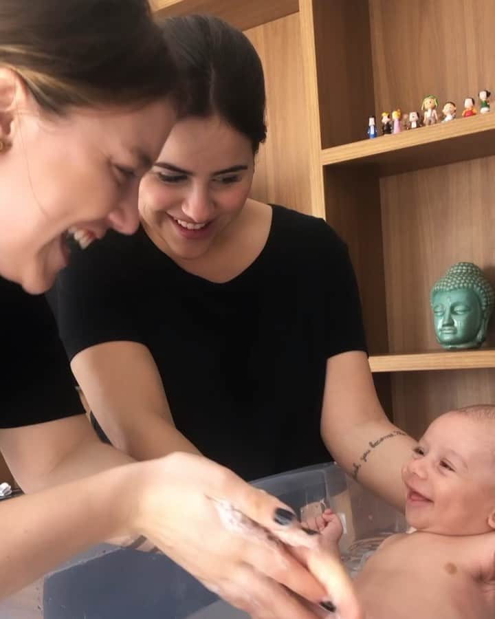 Alice Wegmannのインスタグラム：「meu afilhado tomando banho é a coisa mais linda que você vai ver hoje @leodeassismatte @isabelamatte @luan_assis」