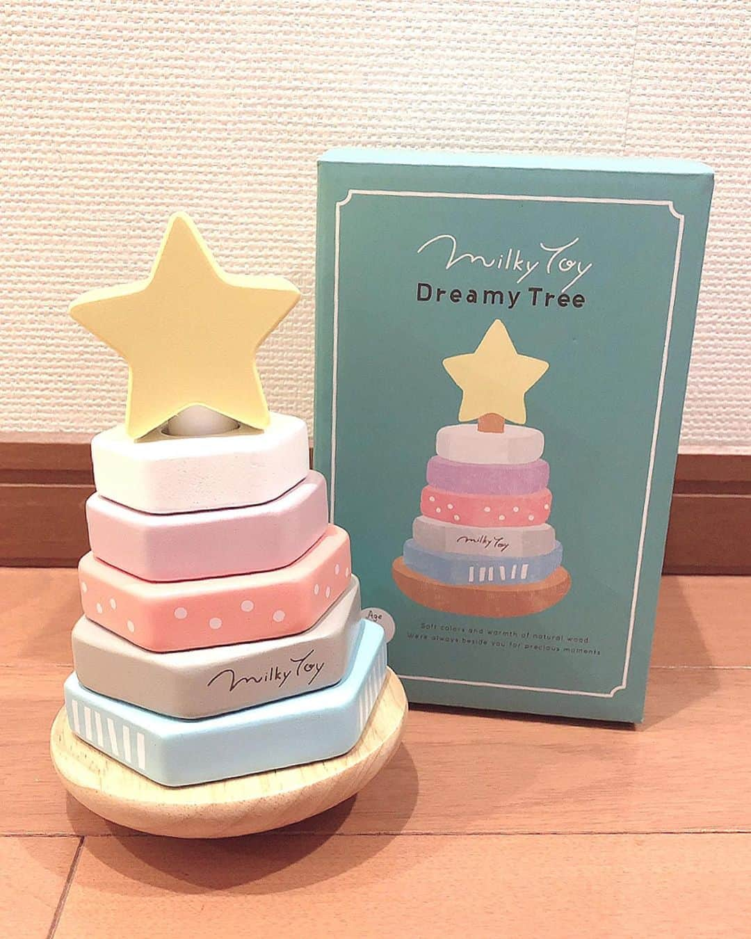 泉マリコさんのインスタグラム写真 - (泉マリコInstagram)「本日、娘が一歳の誕生日を迎えました👶🎂✨ . 今日も過酷な暑さでしたが、1年前の今日も本当に暑かったなぁ🍨「そろそろ産まれますように〜」と前の日の晩に焼肉を食べて、その日に陣痛が来たのが懐かしい😂あっという間の1年でした❣️ . 甘えん坊で泣き虫で、元気で好奇心旺盛な娘☺️ひ弱な私の子供とは思えないくらい、逞しく健康に育っています💪笑 ちょっと早いかなと思いつつプレゼントしたミッフィーちゃんも楽しげに乗りこなし💗むしろなぎ直しています😓 じいじばあばやお友達にもプレゼント貰えて良かったね🎁✨ . 育児は楽しいことばかりじゃなくて大変なことも悩むこともあるけど、家族や友達、そしてインスタで繋がった皆さんに沢山励まされて何とか元気にやってこられました✨✨ 母になってからより一層、インスタやってて良かったと思うようになりました❣️ 親子共々、これからもよろしくお願いいたします🙇‍♀️ . #誕生日  #生後12ヶ月  #一歳誕生日  #一歳誕生日プレゼント  #記念日  #記念日プレゼント  #記念日フォト  #ベビグラフ #ベビグラファー  #ベビードレス  #甚兵衛  #甚兵衛ロンパース  #夏産まれ  #夏産まれベビー  #8月生まれ女の子  #女の子ベビー  #女の子ママ  #ベビスタグラム  #親バカ部  #ママリ  #ベビフル #プレモ  #ベビモ  #millymilly  #赤ちゃんのいる生活  #ママさんと繋がりたい」8月2日 23時24分 - mariko_i0902