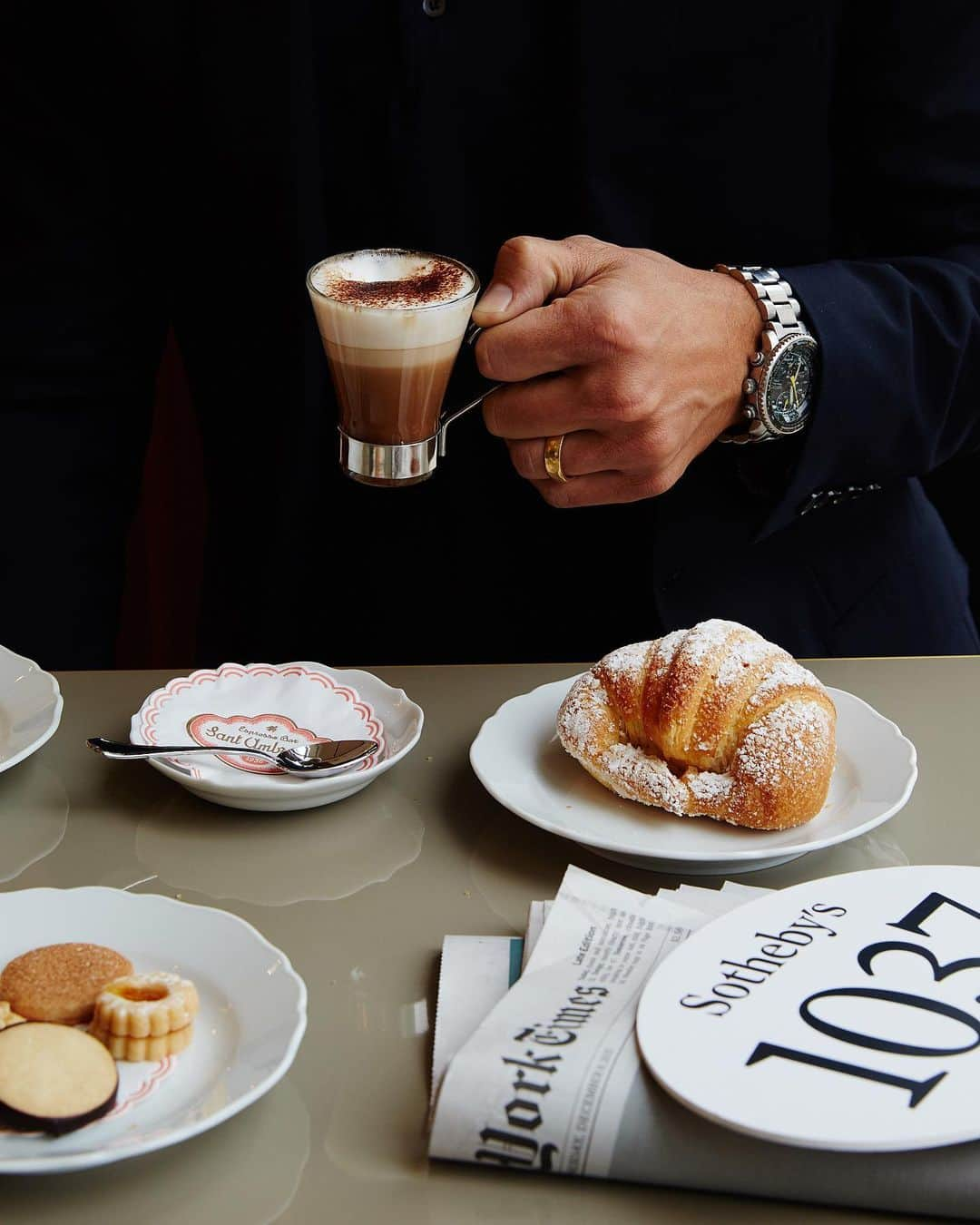 サザビーズさんのインスタグラム写真 - (サザビーズInstagram)「🍽 Looking for a bite to eat while visiting our #NewYork galleries? The new @SantAmbroeus Coffee Bar is now open! Located on the ground floor of our York Avenue headquarters, stop in to enjoy cuisine from the beloved Italian #restaurant including the brand’s celebrated Paninetti, desserts, and new additions to the menu. Merging design, art, coffee culture, and essential cuisine, enjoy #Italian traditions imported from Sant Ambroeus’ roots in Milan. Buon appetite! #SantAmbroeus #foodie」8月2日 23時26分 - sothebys