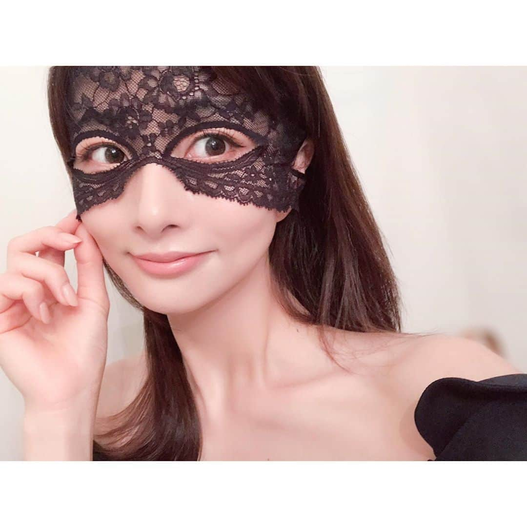 石井美保さんのインスタグラム写真 - (石井美保Instagram)「ドロンジョ様参上😂 ジバンシイ @givenchybeauty からなんとも刺激的かつエレガントなアイマスクが登場。 オードリーヘップバーンのオシャレ泥棒からインスパイアされたと知った時には思わず納得。 職人の手で1つ1つ作られるフランスのリバーレースを使っているから、目にまとった瞬間のうっとり繊細な肌当たりはもう極上。目元用のスペシャルな美容液に浸したこのマスクをつけると、繊細なレースと共に肌に密着して、目の周りのむくみ、くまを取りつつ引き締め効果でぱっちりキリリな目元に。 マスクって、つけている姿がリアル過ぎて人に見せるべきものではありませんが、これはむしろ見せたくなるかも。こんなマスクをしながら、ボディケアをしたりペディキュア塗ったりする姿も優雅に映りますが、ながら掃除をしていたらそれはそれでセクシーでは⁉️究極に美しい黒の世界をご堪能あれ。  #ジバンシイ#ソワンノワールマスクダンテルルガール#givenchy #lesoinnoirmasquedentelleregard 8月30日発売」8月2日 23時31分 - miho_ishii