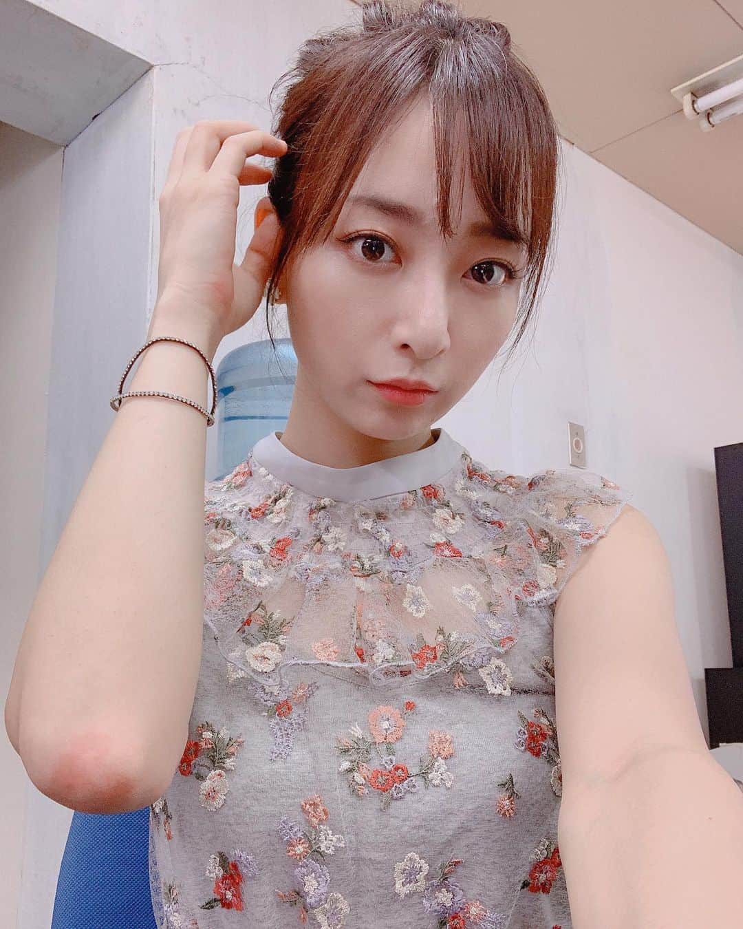 長谷川萌美さんのインスタグラム写真 - (長谷川萌美Instagram)「. . 久しぶりに #インスタライブ をしました！ . カラオケでゆるっと歌っている 動画です🎤 24時間だけ観れます🎇 . 写真は昨日の写真で 関係ありません!!笑 . 明日は新横浜の日産スタジアムで 「トリコロールランドステージ」にて 歌わせていただきます‼️👭 . ビタスイの出演は16:20〜予定❣️ . 気温もですがライブも 熱くミュージシャンの方と 一緒に楽しい時間を過ごしましょう！ . サッカーの試合もあります！⚽️ 沢山の方が集まる見込みです！ ぜひ熱中症対策しながらお願いします✨ . 楽しみーーっ！！😆💕🌈🍧🎤 .  #もえスタライブ #カラオケ #karaoke #配信 #ビタスイ #ライブ #日産スタジアム #トリコロールランド #トリコロールランドステージ #ミュージシャン #musician #stage #live #nissan #nissanstadium #新横浜 #shinyokohama #萌服」8月2日 23時33分 - moemi_hasegawa