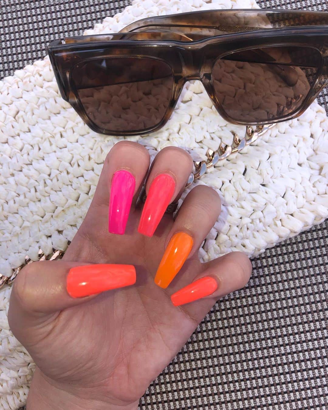 のインスタグラム：「New nails .. new sunglasses.. new mindset coming .. ❤️ P.s thankyou @tommy_mallet 💞」